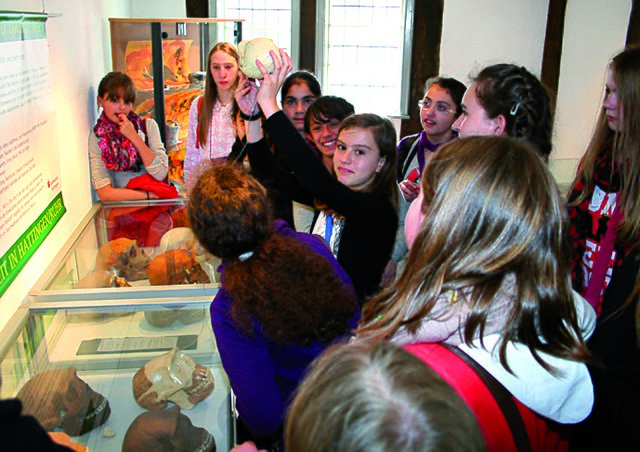 Viele Schädel, viele Schüler und ein Affenschädel in den Händen. Spannend und buchstäblich zum Anfassen war für die Gesamtschüler die Familienausstellung „Zwischen Fund und Dichtung: Steinzeit in Hattingen“, die noch bis zum 9. Dezember im Bügeleisenhaus zu sehen ist. Öffnungszeiten: Freitag 16-18 Uhr, Samstag 16-18 Uhr, Sonntag 14-18 Uhr sowie nach Vereinbarung (Kontakt: gruppen@steinzeitausstellung2012.de oder unter Tel.: (01522-9717197).