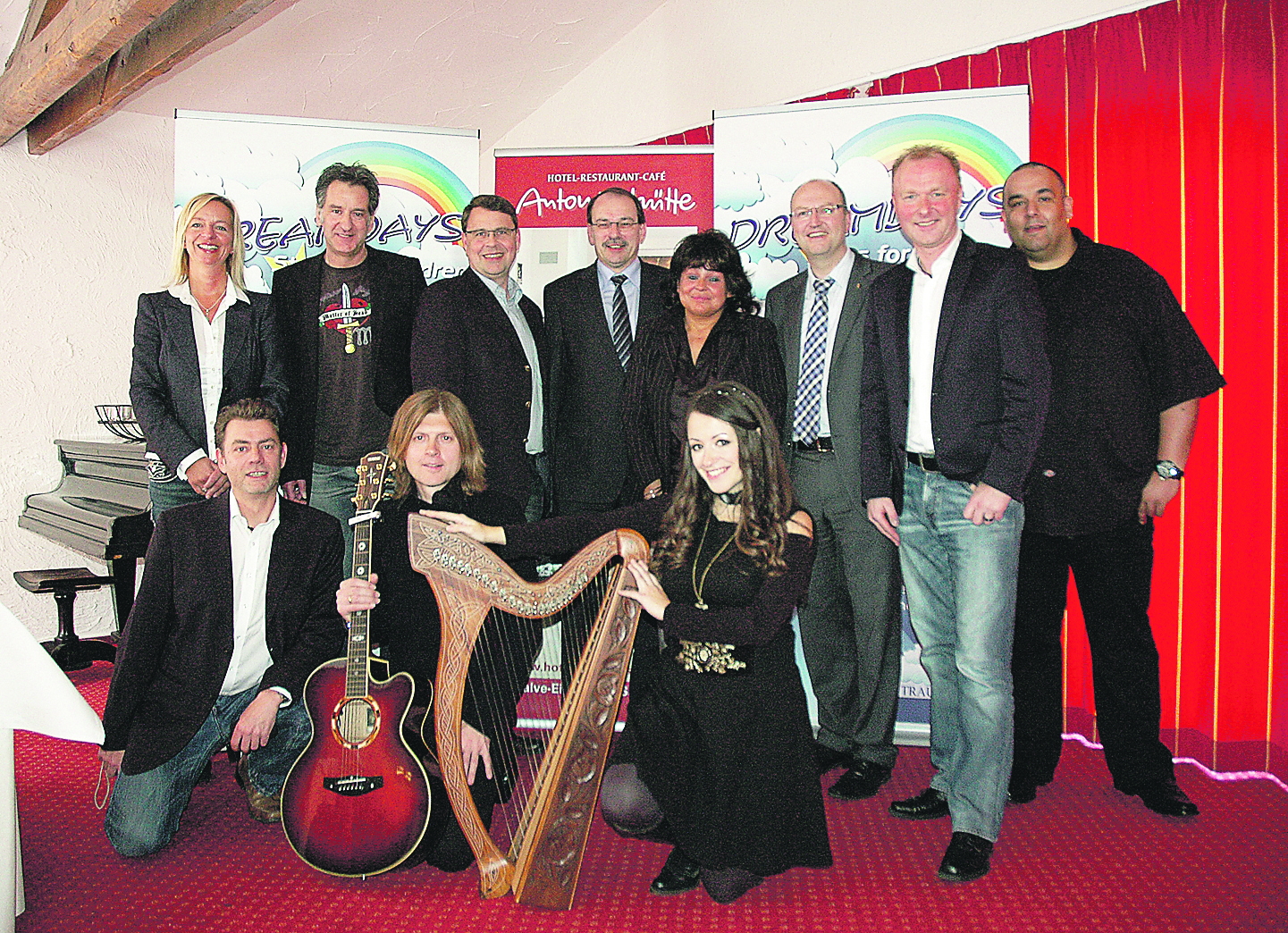 Nicole Gerz (hi.mitte) stellte mit Sponsoren, Schirmherren, Organisatoren, Eike Immel (hi.2.v.li.) Frank Neuenfels (2.v.re.) und John Kelly (v.mitte) im Eisborner Hotel Antoniushütte die „Dreamdays - Stars for Children“ der Presse vor.