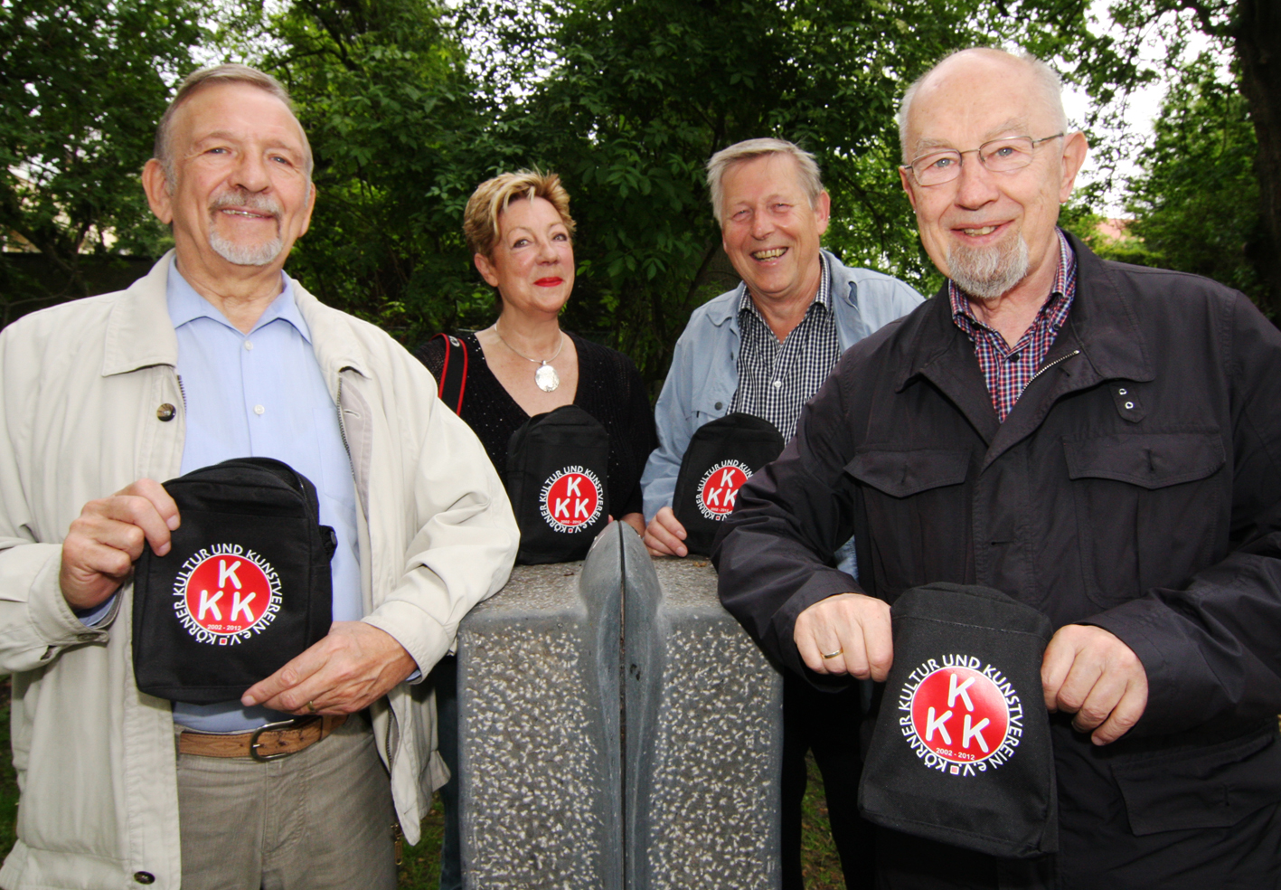 Die KKK-Aktiven im Skulpturengarten des kleinen Körner Parks (v.l.): Vorsitzender Helmut Feldmann, Gesine Schulte, Dieter Caspari und Jochen Kleine.