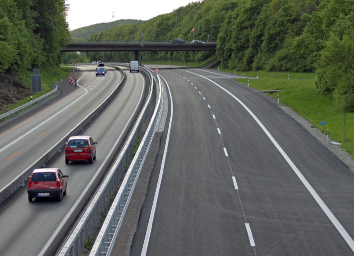 Kurz vor der Freigabe der A46: Die linke Fahrbahn glänzt schon jetzt nach nur fünf Monaten und das trotz 80 km/h Höchstgeschwindigkeit. Wie soll DIE denn nach fünf Jahren aussehen? Der rechte Belag wird wahrscheinlich bald genauso abgefahren aussehen.