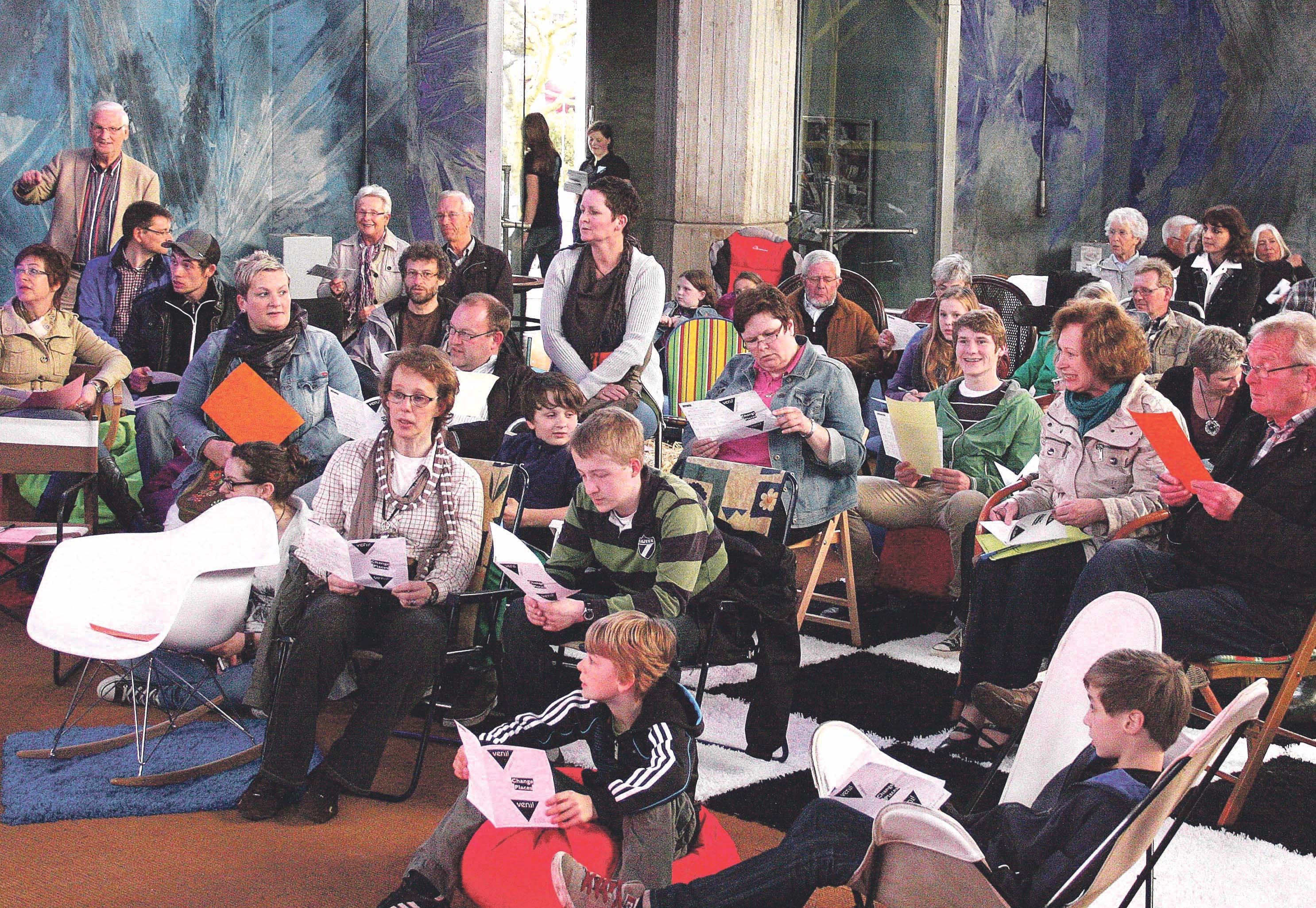 So hat man den Kirchenraum von Heilig Geist auch noch nicht gesehen. Besucher nahmen auf den verschiedensten Stühlen Platz. Foto: Ralf Beyer