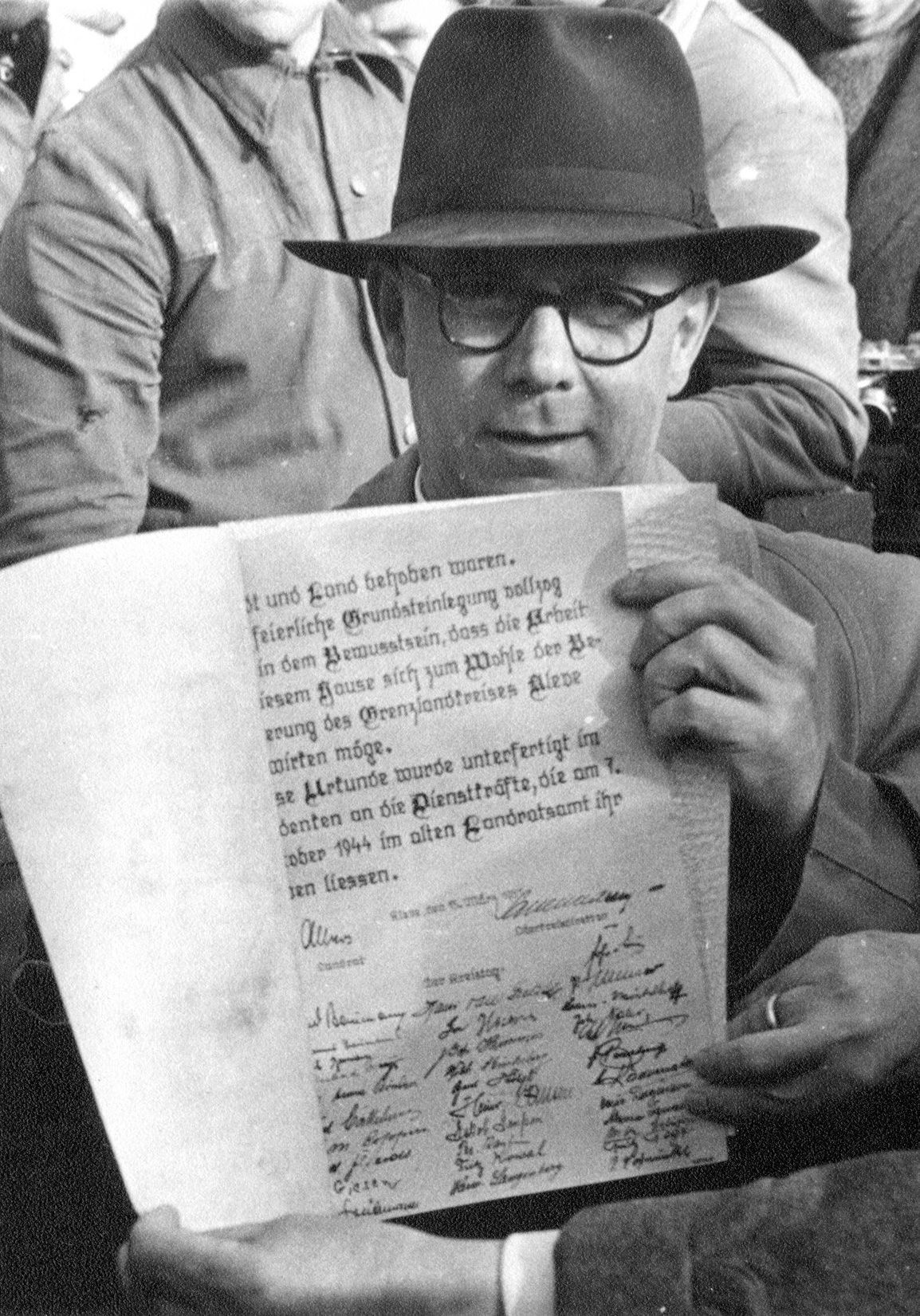 (KA Kle F2, 5:) Landrat Albers, hier bei der Grundsteinlegung des Kreishauses in Kleve am 15.3.1951, wurde auch bei der ersten Landtagswahl 1947 im Altkreis Kleve zum Landtagsabgeordneten gewählt. Fotos: Kreisarchiv Kleve