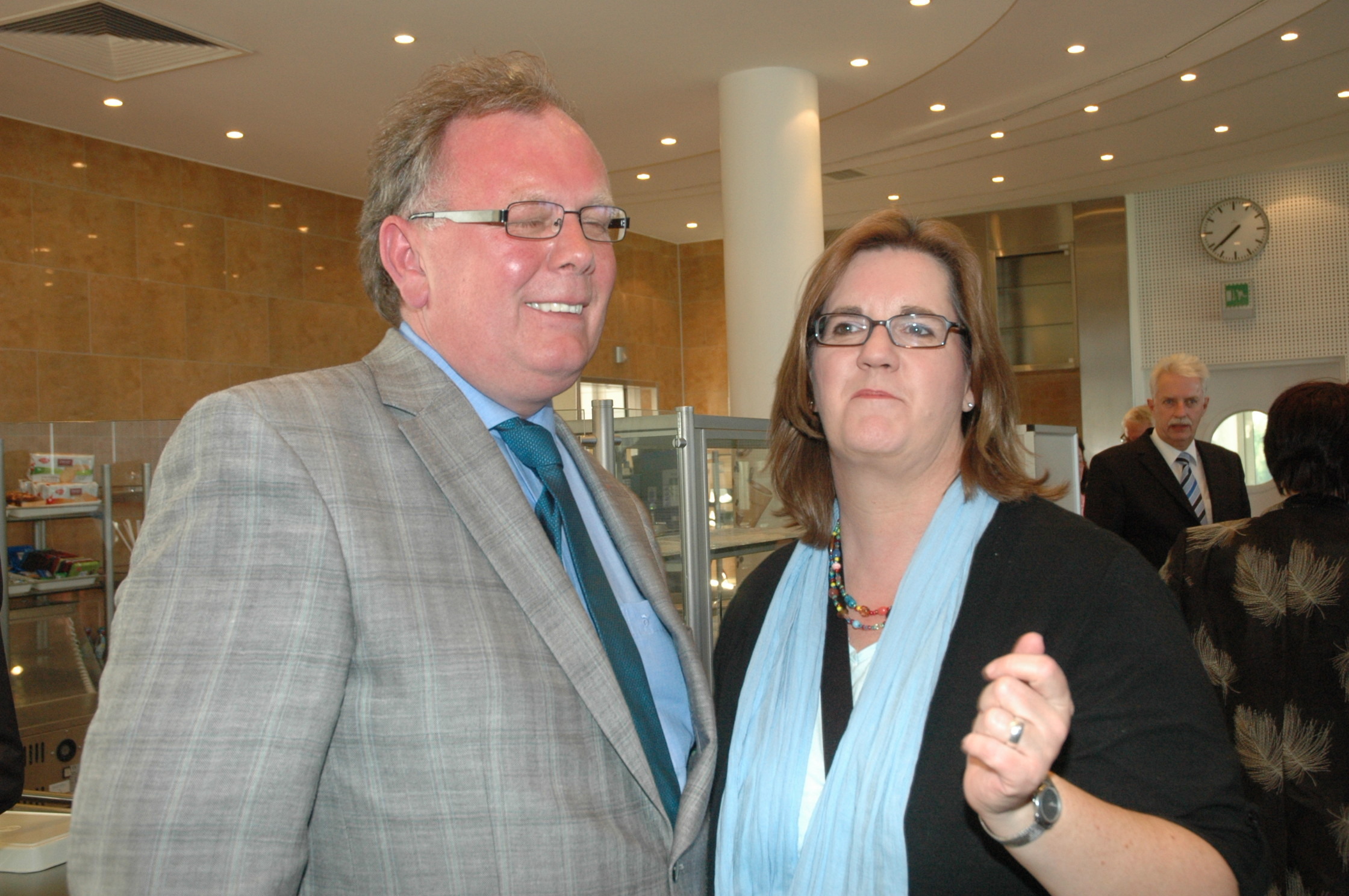 Freude unter Genossen: Kerstin Griese gratuliert Volker Münchow.