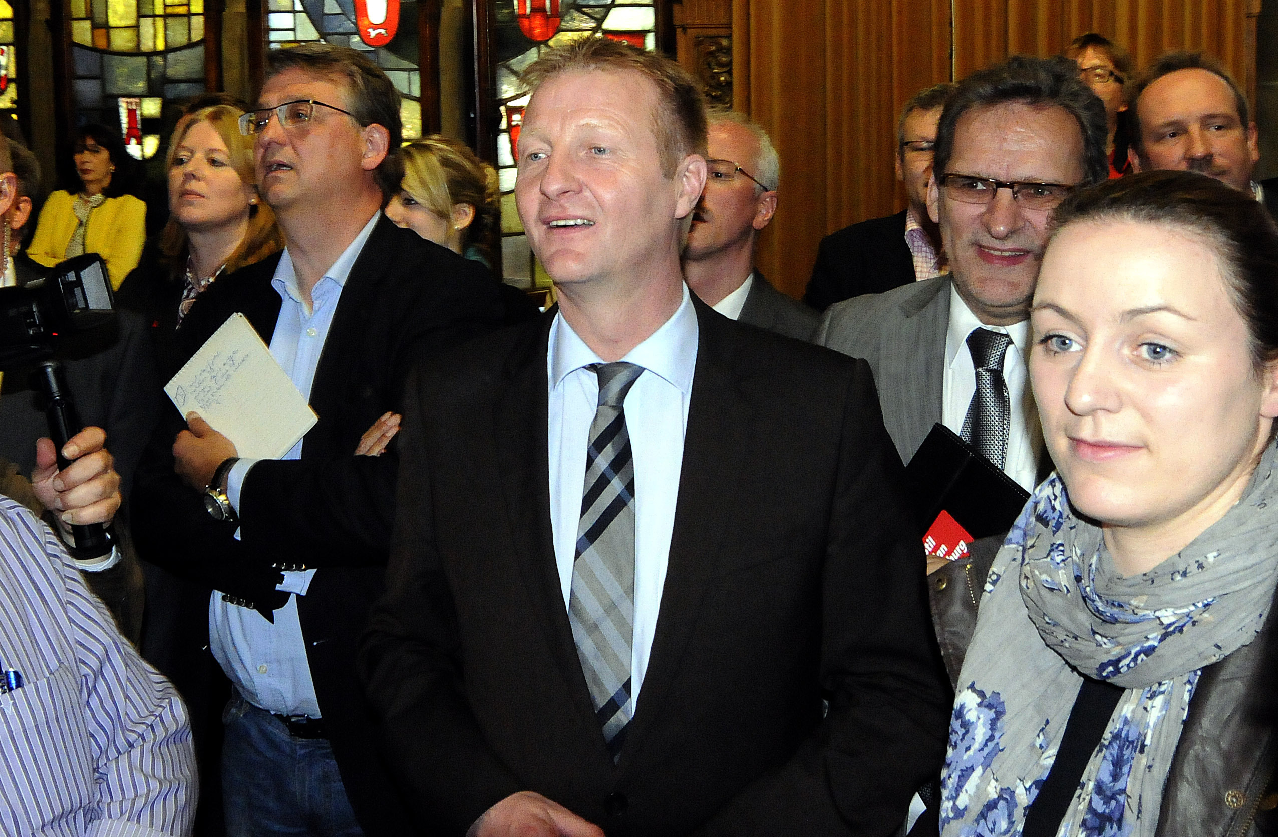 Innenminister und Duisburger SPD-Chef Ralf Jäger verfolgt die Auszählung im Duisburger Rathaus und hat gut lachen. Foto: Lars Fröhlich