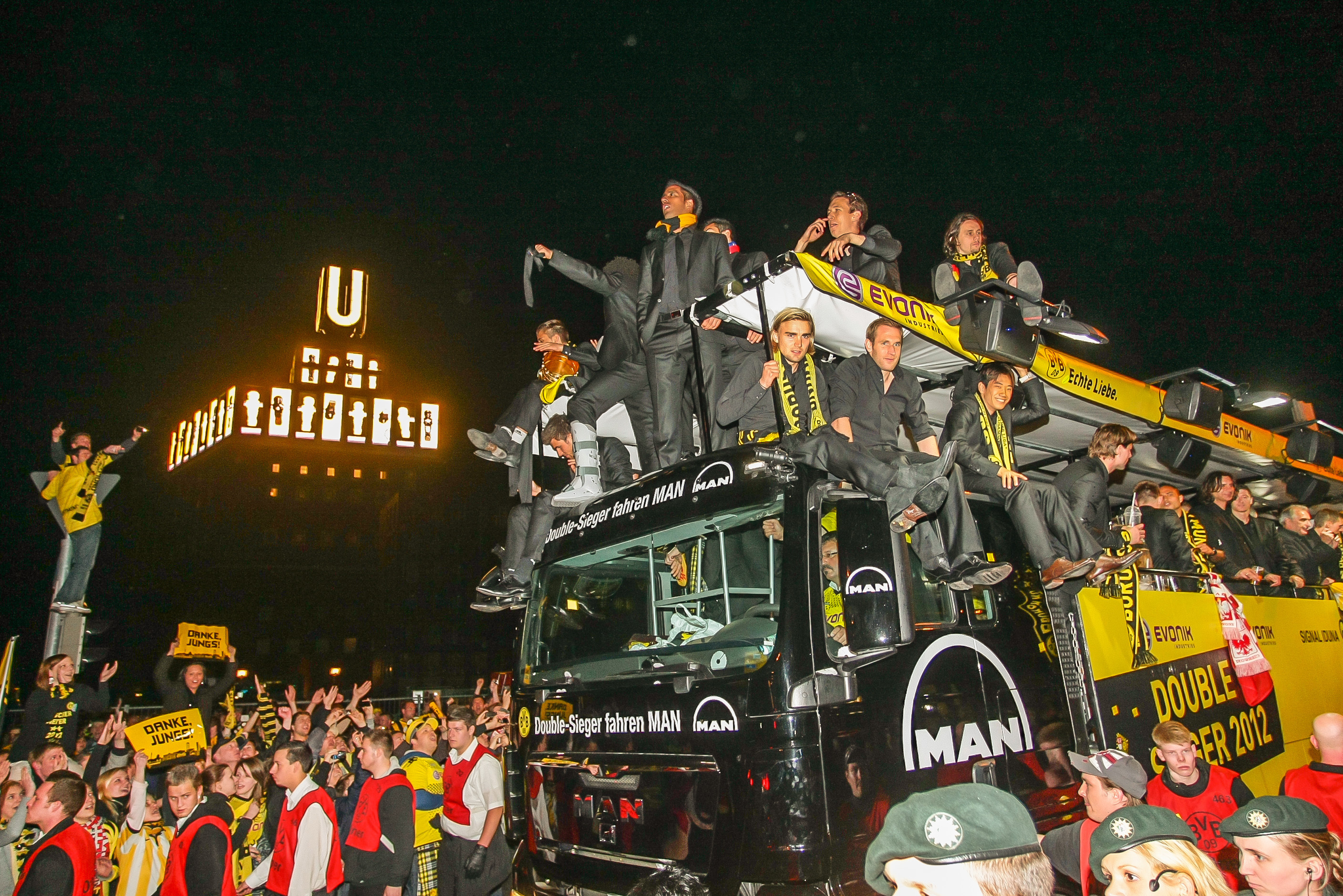 Fünf Stunden lang rollt der BVB-Truck durch ein schwarz-gelbes Meer von Fußballfans, bevor er eine Stunde später, als geplant, das U erreicht.