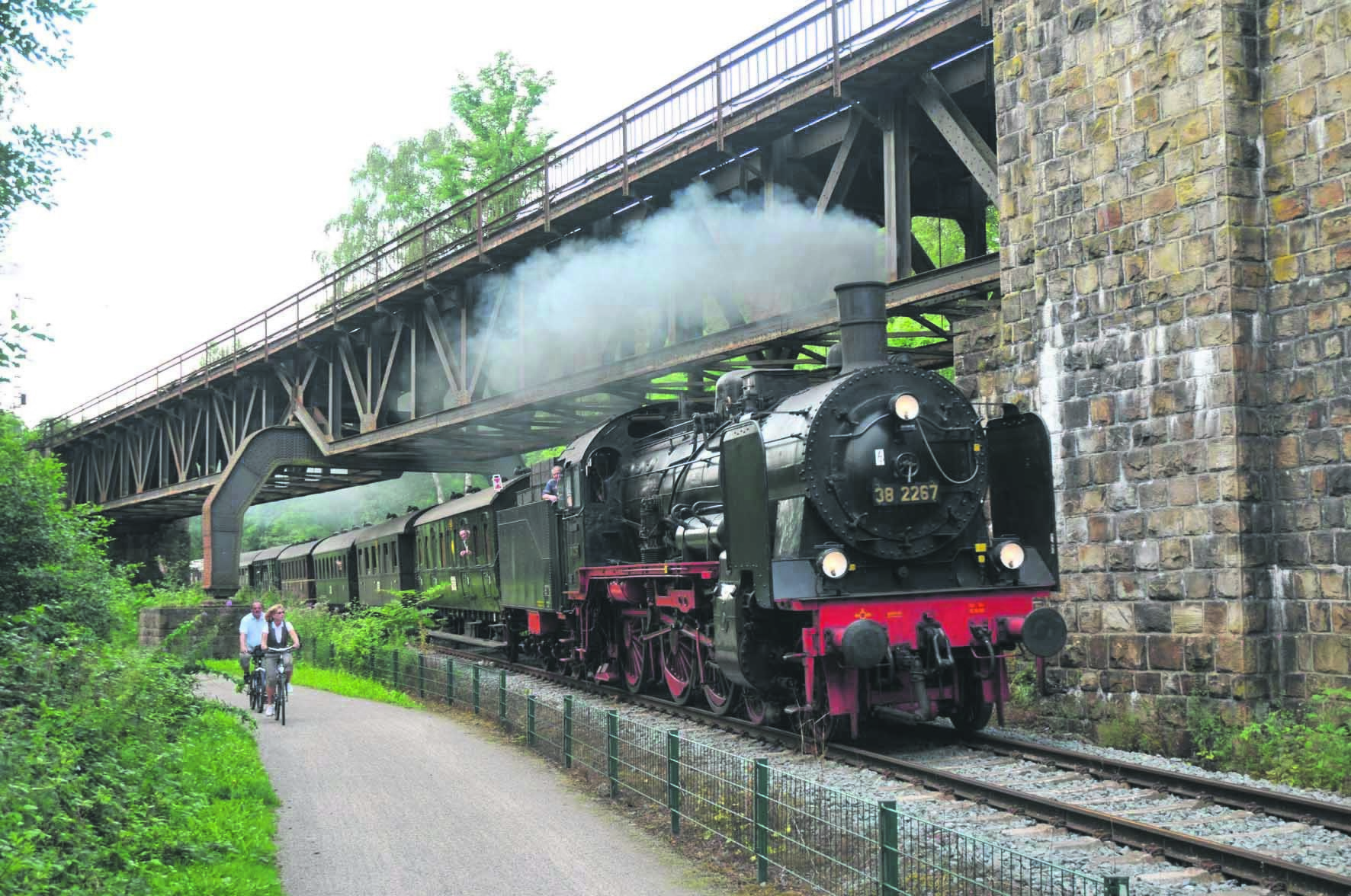 Donnerstag dampft die Ruhrtalbahn von Dahlhausen nach Hagen.