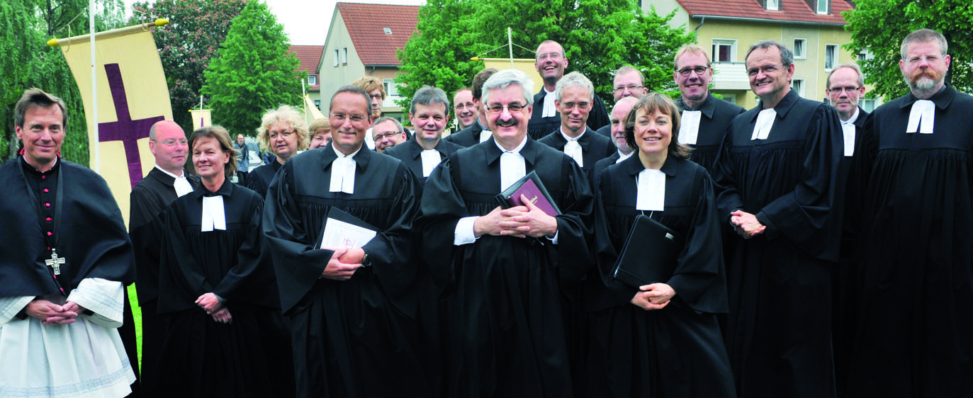 Superintendent Dietmar Chudaska (Mitte) wurde von der Präses der Evangelischen Kirche von Westfalen, Annette Kurschus, in sein neues Amt eingeführt.