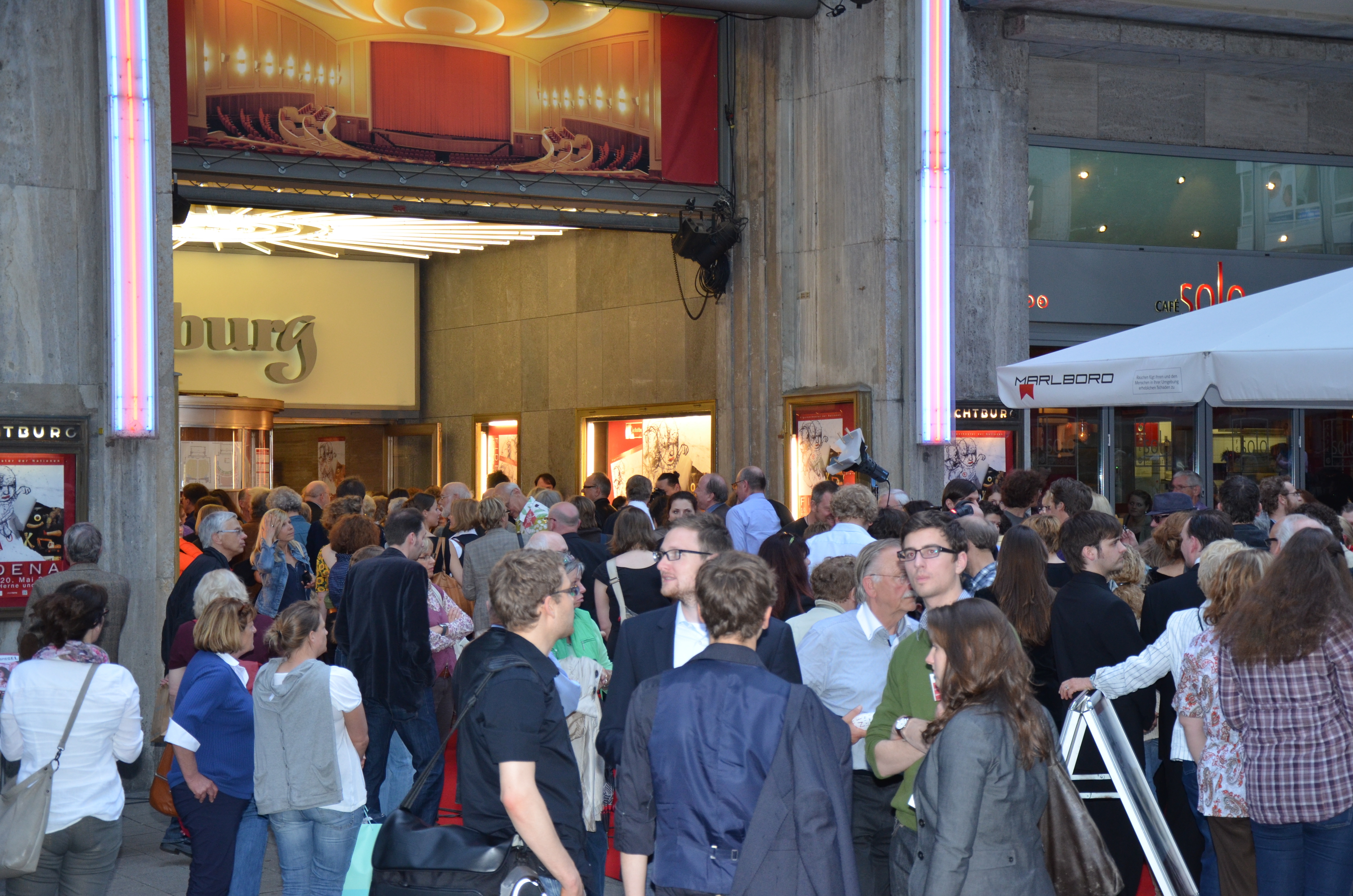 Viele Besucher strömten zur Premiere in die Lichtburg