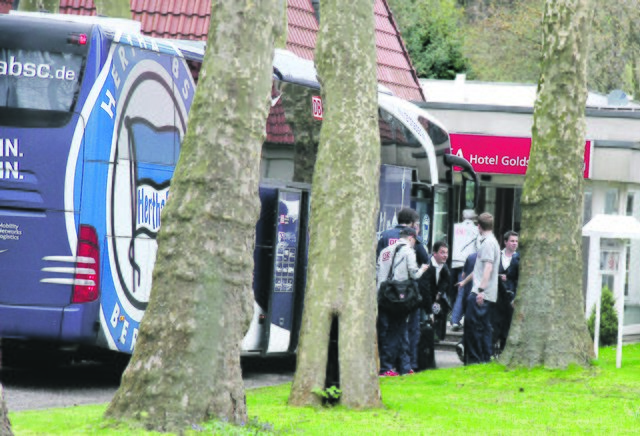Letzte Ausfahrt Castrop: Vor dem Spiel gegen Schalke hatte sich das Team von König Otto im Hotel Goldschmieding "verschanzt". Doch selbst der "Goldschmieding-Faktor" (Mannschaften, die hier nächtigen, verlieren nicht) half nichts.