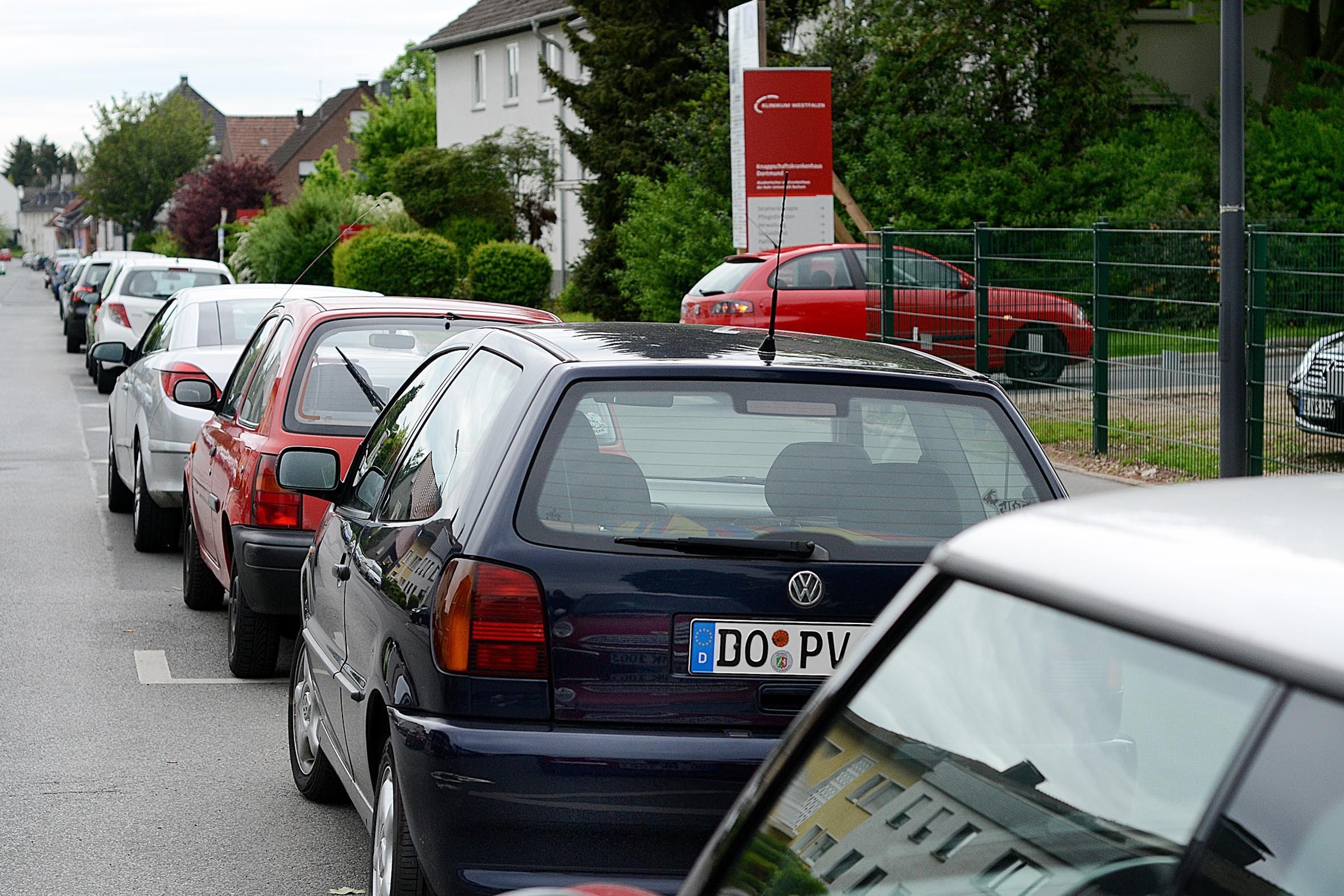 Der Parkdruck rund ums Brackeler Knappschaftskrankenhaus - hier im Breierspfad - ist enorm. Ein Parkraumkonzept der Verwaltung soll Abhilfe bringen. Vorschlagen will man dem Krankenhaus auch den Bau eines Parkdecks.