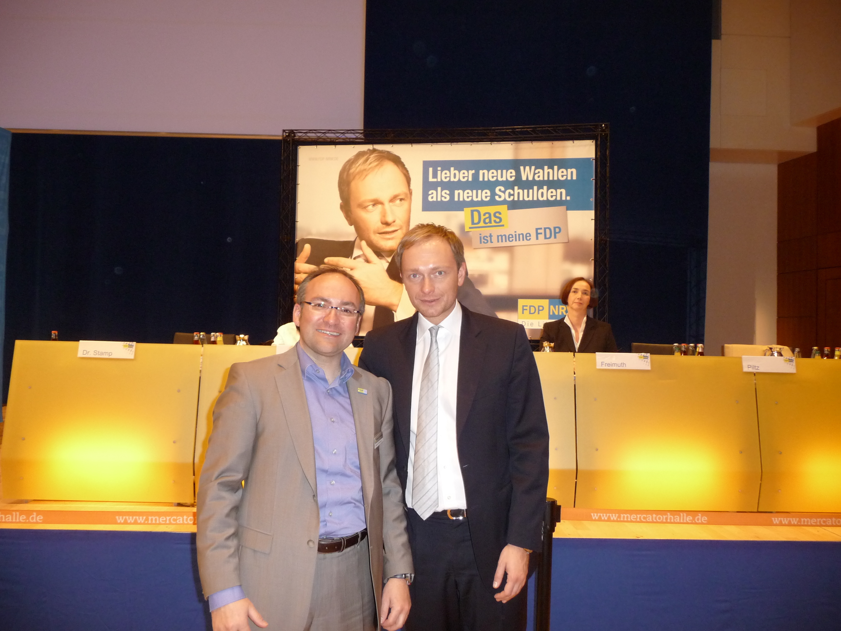 Stephan Dahlmanns mit Christian Lindner beim Wahlparteitag im April in Duisburg.