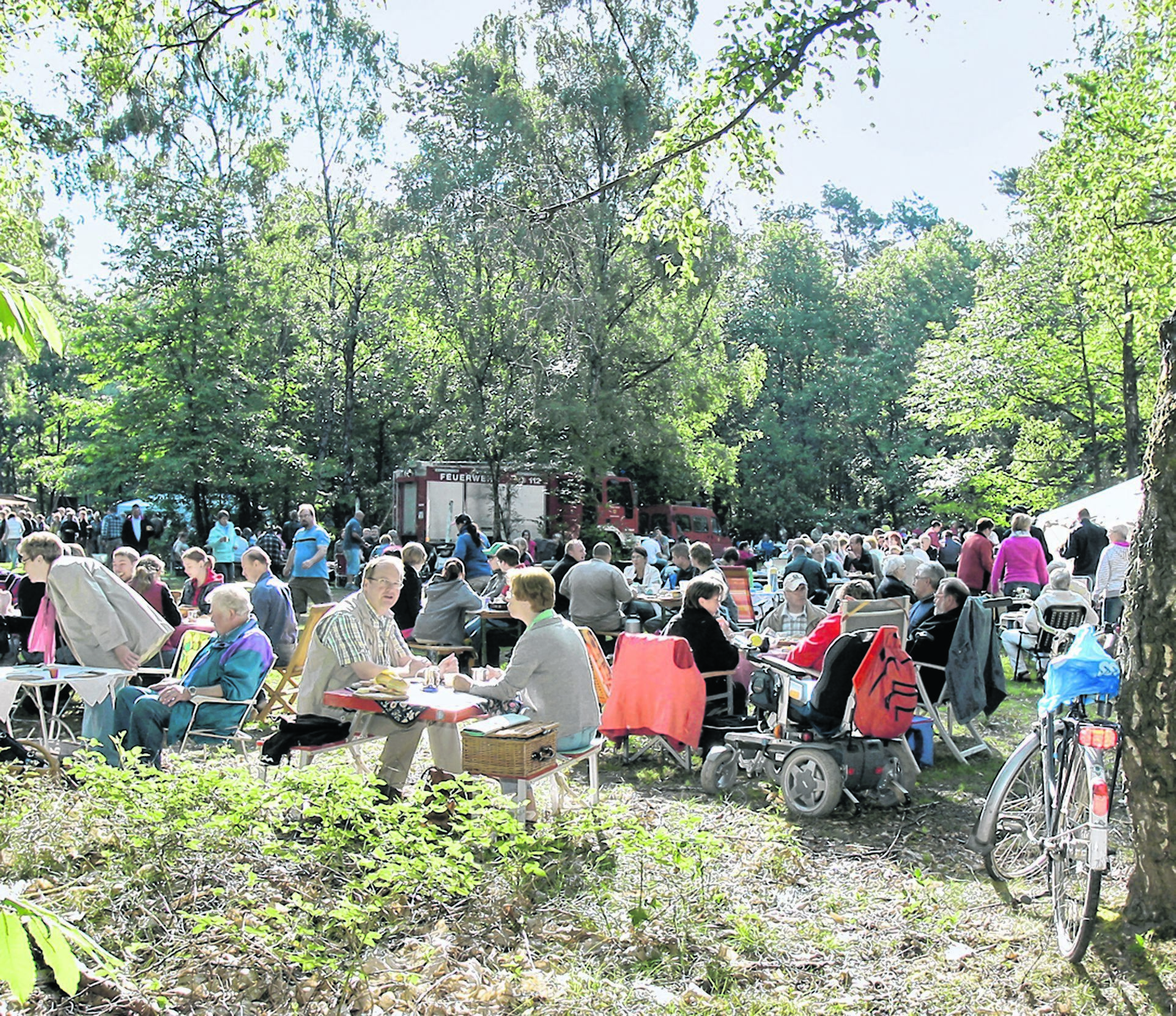 Nette Nachbarn, frische Luft und jede Menge Wald: Zum „Frühstück im Grünen“ lädt der Heimat- und Verkehrsverein Sonsbeck nicht nur die Väter ein.