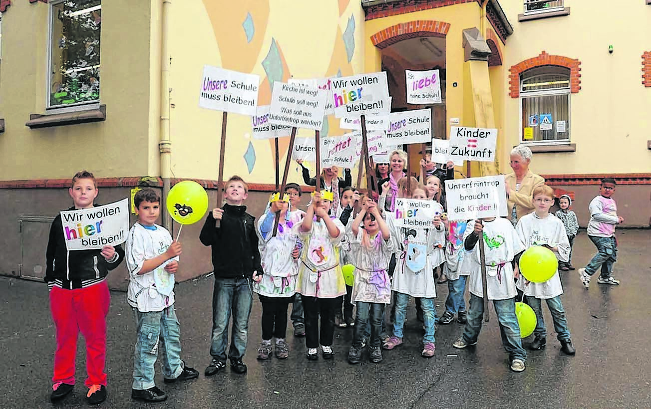 Von der Schule zum Unterfrintroper Markt zogen die Schüler der Walter-Pleitgen-Schule mit ihren Protestschildern.