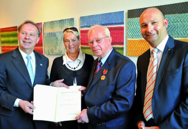 Der stellvertretende Landrat Michael Ruppert (links) und Bürgermeister Stefan Freitag (rechts) zeichneten Günter Röhricht mit der Verdienstmedaille des Verdienstordens aus. Besonderer Dank ging an Ehefrau Marlies Röhricht, die ihren Mann oft entbehren musste.