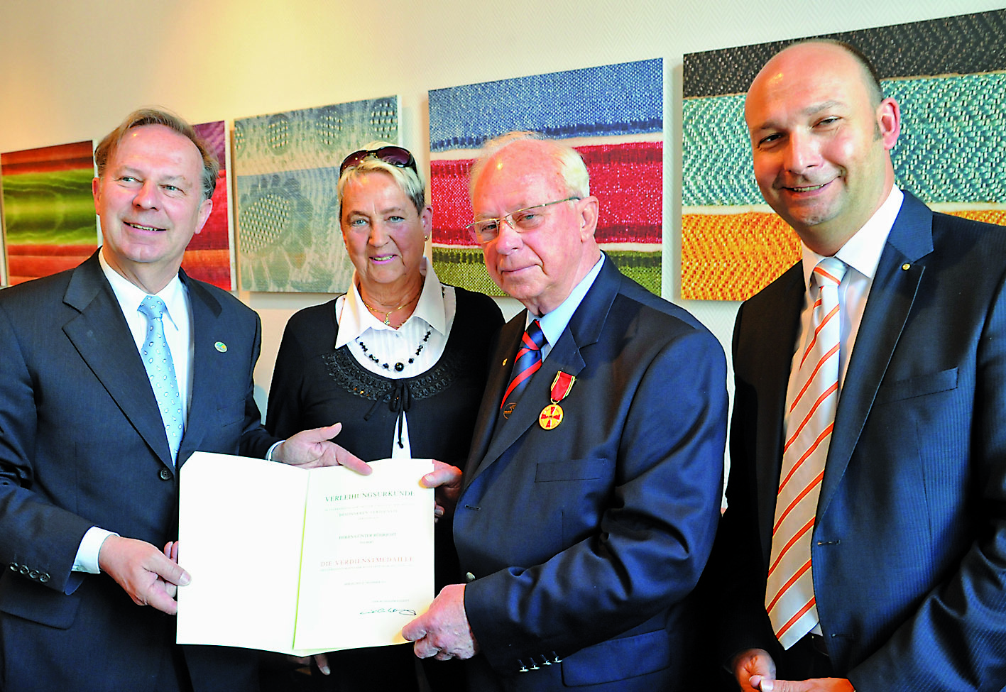 Der stellvertretende Landrat Michael Ruppert (links) und Bürgermeister Stefan Freitag (rechts) zeichneten Günter Röhricht mit der Verdienstmedaille des Verdienstordens aus. Besonderer Dank ging an Ehefrau Marlies Röhricht, die ihren Mann oft entbehren musste.