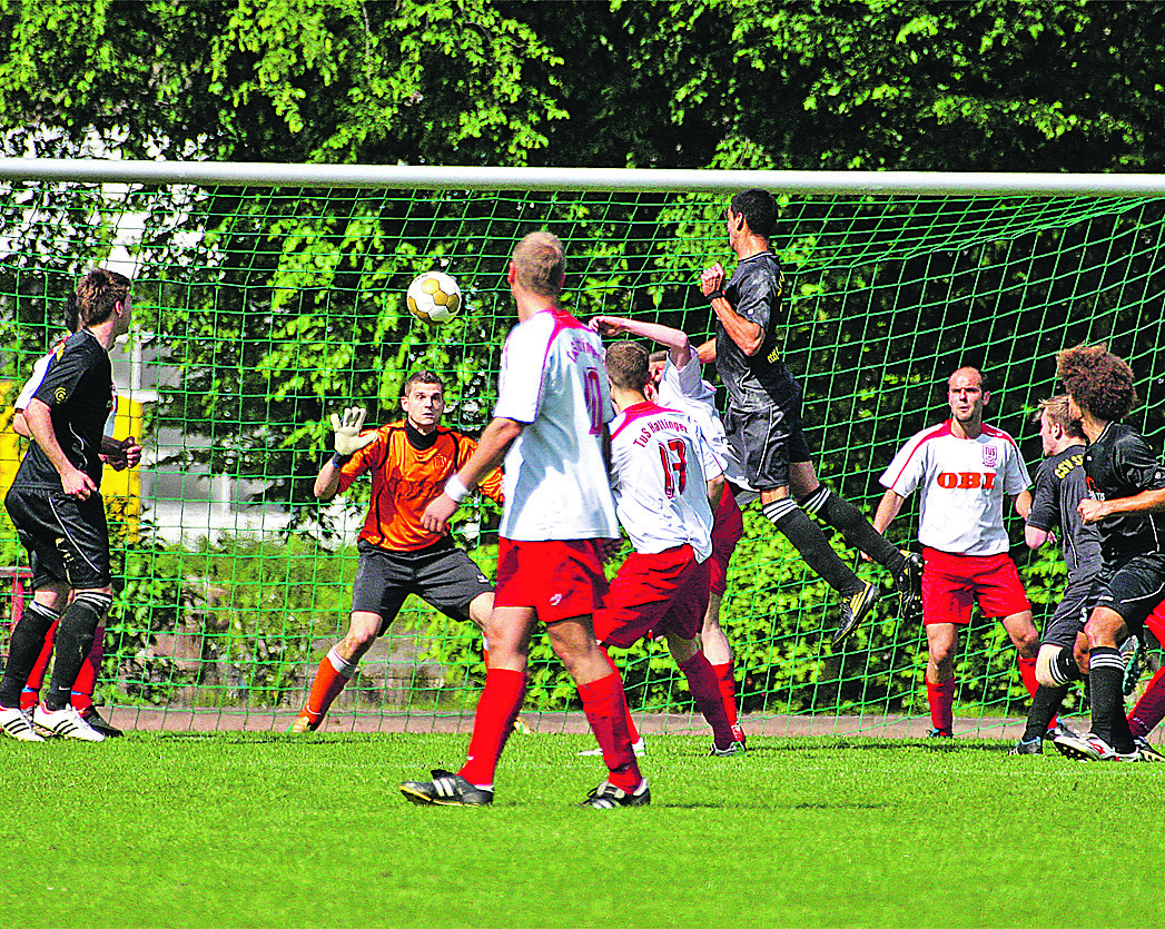 Obwohl seine Mannschaft stark gekämpft hatte, musste Spielertrainer Marius Kundrotas am Wildhagen mit dem TuS Hattingen (rote Hosen) ein 1:2 gegen den Tabellenzweiten CSV SF Bochum-Linden hinnehmen. Nach dem zwischenzeitlichen Ausgleich durch Kundrotas selbst zeigt diese Szene den Siegtreffer der von Ex-VfL-Profi Frank Benatelli trainierten Lindener per Kopf zehn Minuten vor Schluss. Foto: Sander
