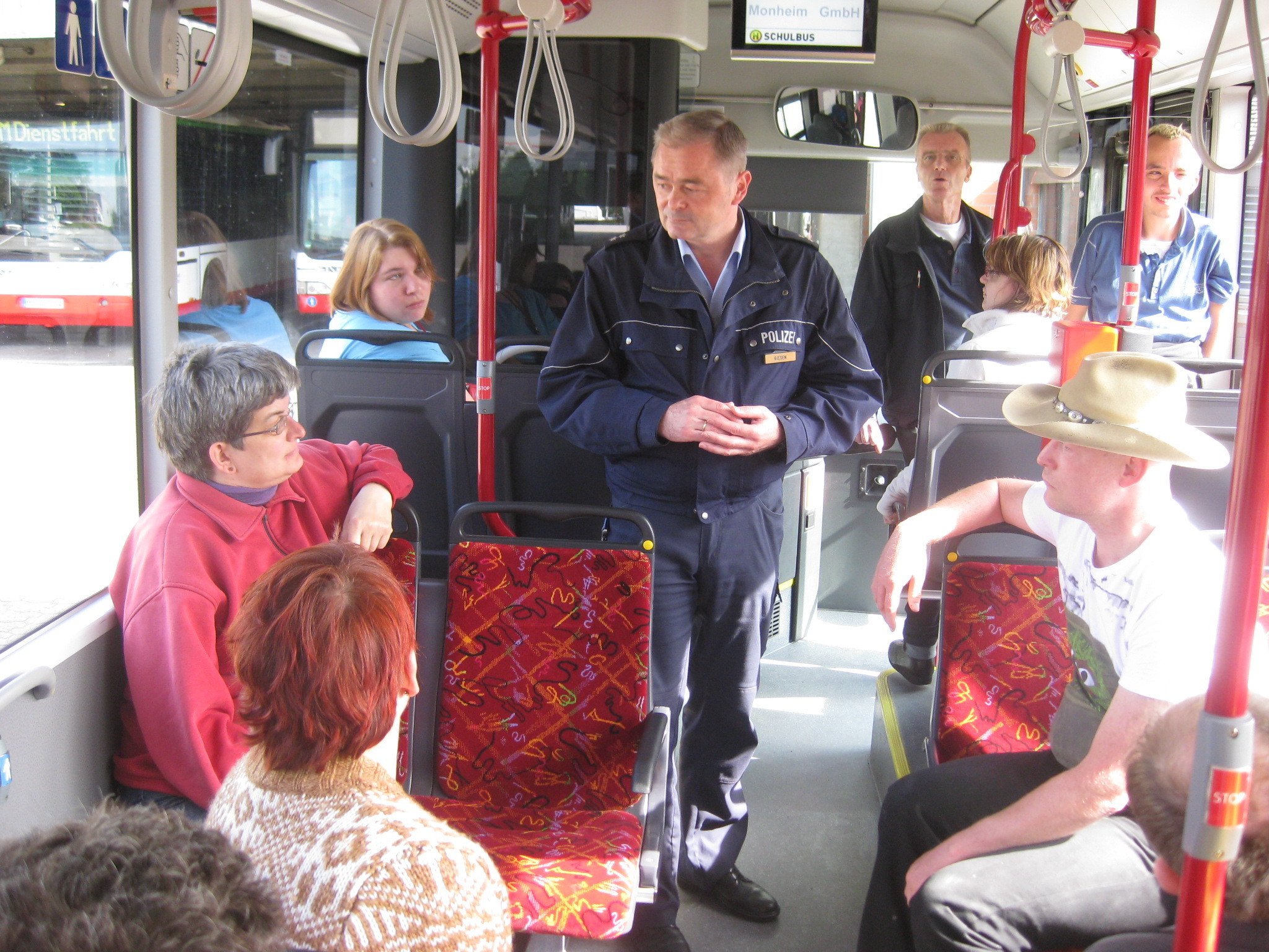 Wie verhalte ich mic h im Bus? Auch hierfür gibt es nützliche Hinweise von Polizei und Busfahrer.