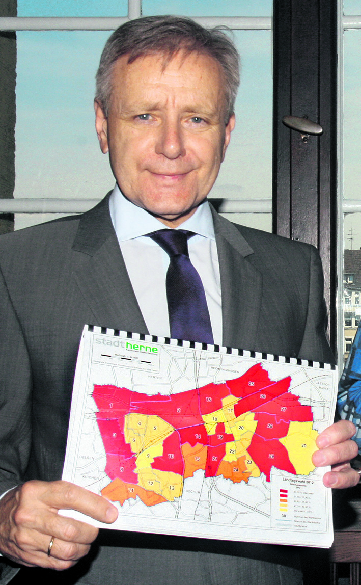 Die Wahlanalyse gibt detailliert Auskunft über das Wahlverhalten in den Stadtbezirken. OB Horst Schiereck. . .