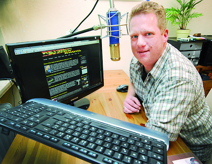 Thorsten Tigges in seinem Radio-Studio daheim in Schwelm. Foto: Schneidersmann