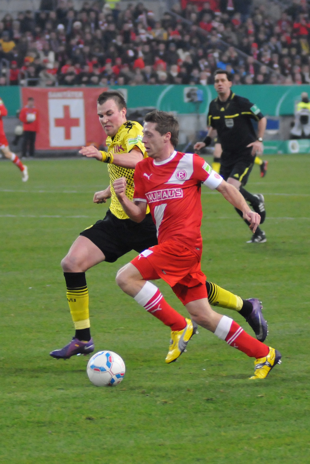Das Pokalspiel zwischen der Fortuna und Borussia Dortmund (hier eine Szene mit Lambertz und Großkreutz) war ein Duell auf Augenhöhe, das erst im Elfmeterschießen an die Dortmunder ging.