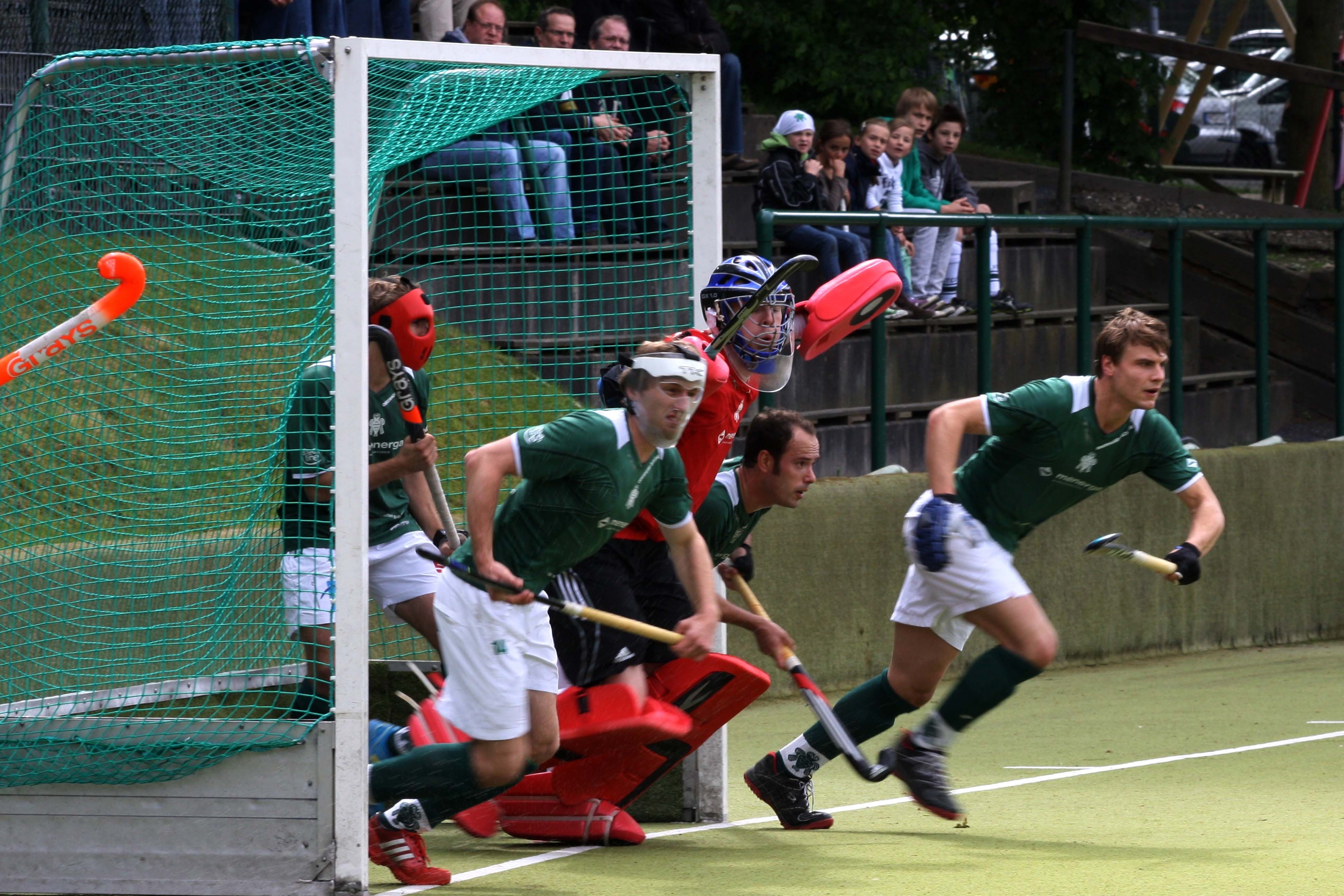 Die Verteidigung des eigenen Tores stand im Vordergrund. Doch nach der Abwehr ´des gegnerischen Angriffs hieß es, vorwärts wir stürmen in Richtung Endrunde zur Deutschen Meisterschaft. Und das ist den Uhlen gelungen. Einen Spieltag vor Schluss der Saison belegt der HTC Uhlenhorst den 2. Tabellenplatz.