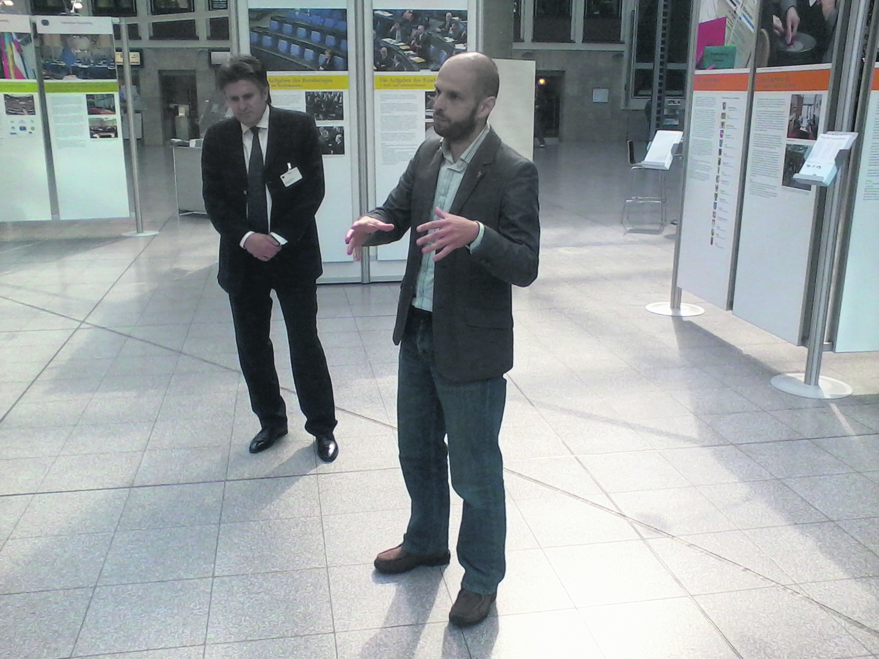Bundestagsabgeordneter Marco Bülow eröffnete die Ausstellung über den Bundestag.