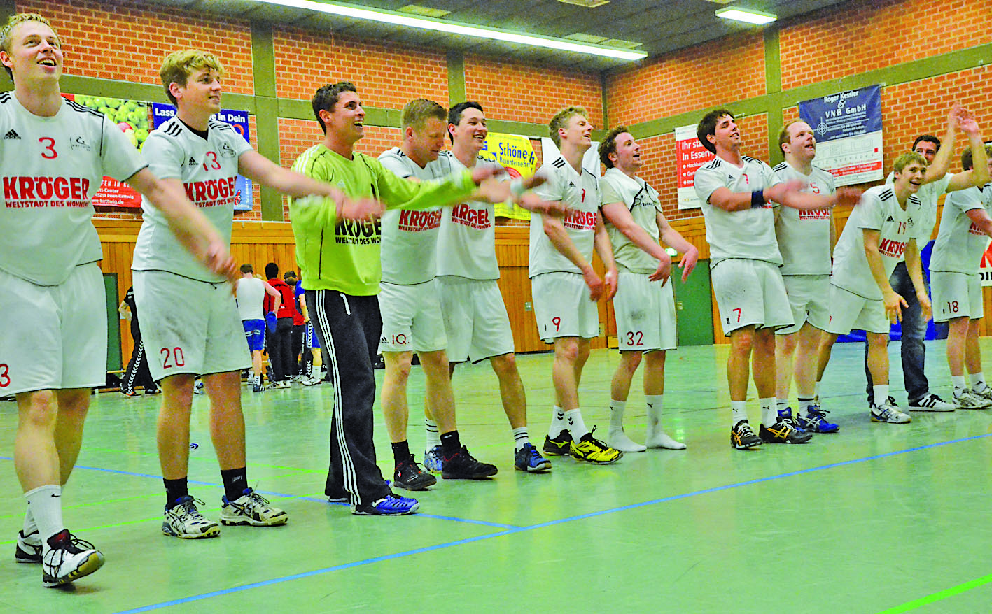 Pure Erleichterung dominierte bei den Spielern und dem Trainerteam des KTV nach dem letzten Saisonspiel und dem feststehenden Klassenerhalt in der Handball-Verbandsliga.