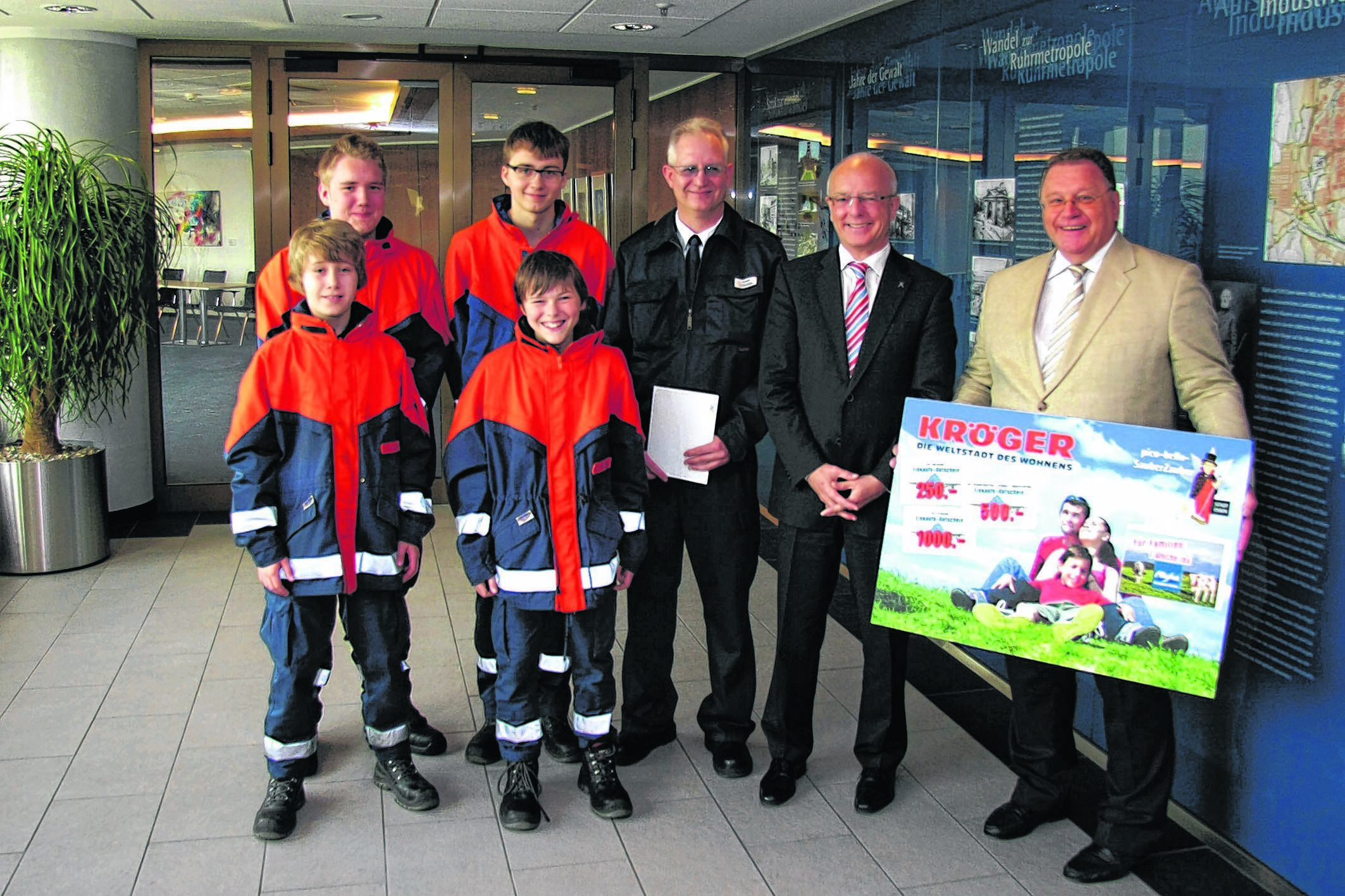 Eine Abordnung der Jugendfeuerwehr nahm den Gutschein entgegen.