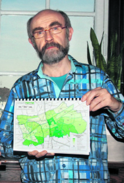 . . . und Jürgen Venghaus, Leiter der Statistikstelle, zeigen die sorgfältig erstellten Karten. WB-Fotos: Erler
