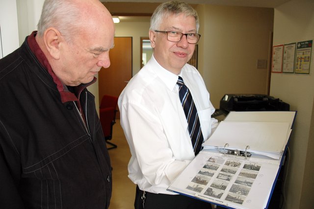 Rudolf Wantoch und Wilfried Heß zeigen die Vorlagen, die zur Produktion der Kunstwerke verwendet wurden.