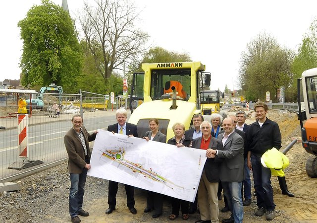 Oberbürgermeister Ullrich Sierau (2.v.l.) und Bezirksbürgermeister Manfred Renno (5.v.l.) machten sich vor Ort ein Bild von den Plänen für die neue Bahnhofstraße samt Kreisverkehr.