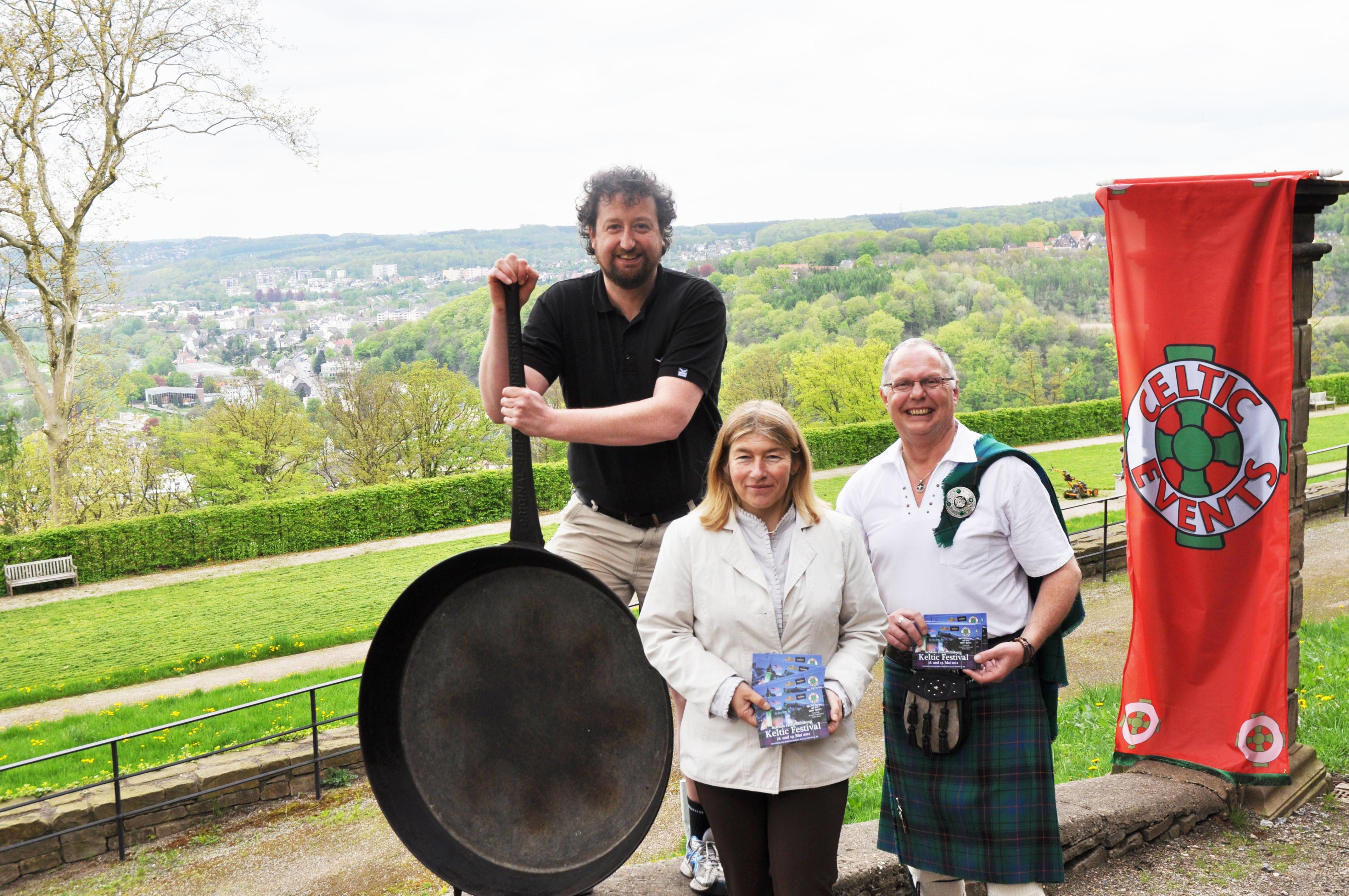 Thomas Herr, Julia Dettmann und Richard Field fiebern als Organisatoren dem 1. Keltic Festival auf Schloss Hohenlimburg entgegen.