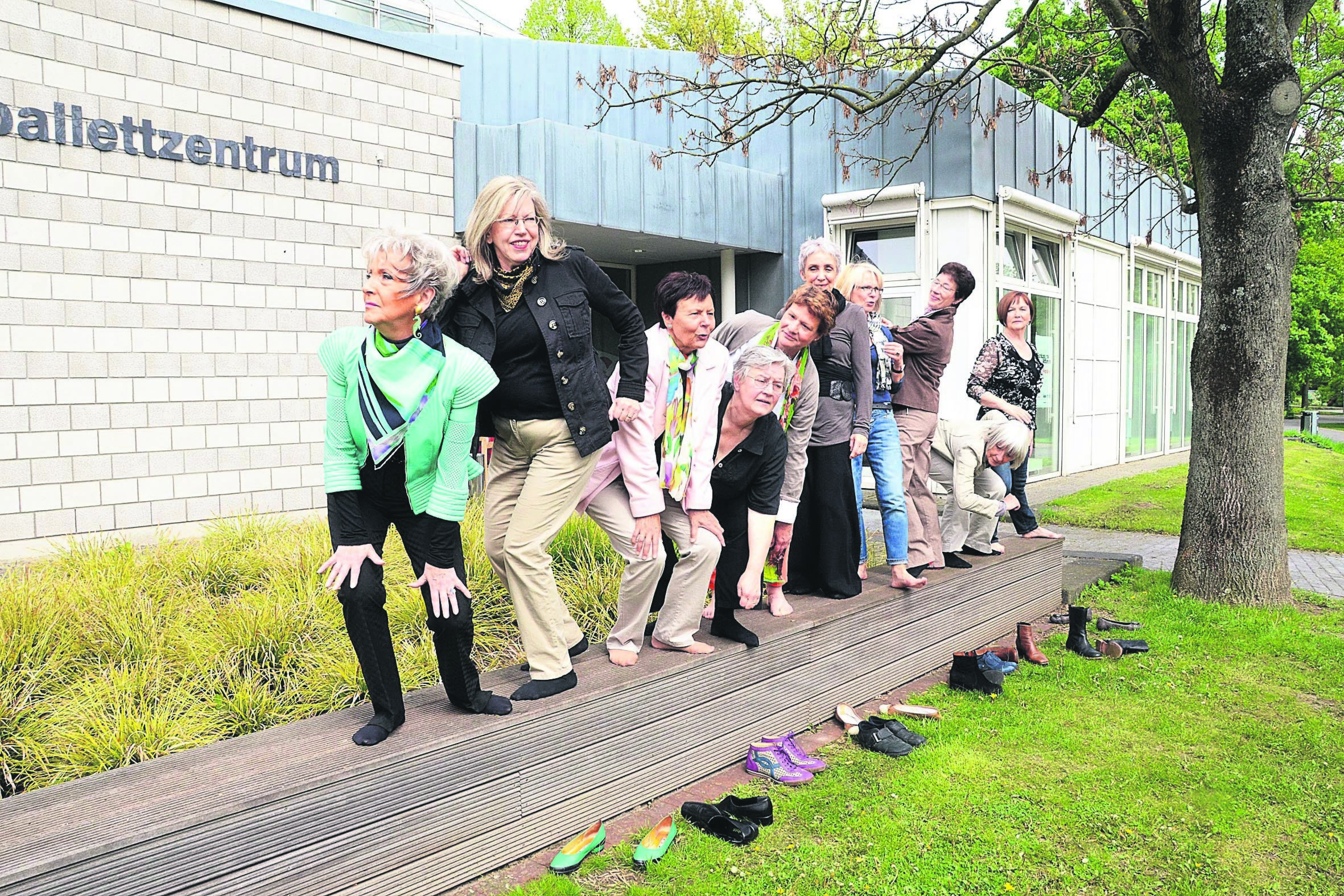 Doris Himmelreich und ihre Mittänzerinnen vorm Ballettzentrum im Westfalenpark.