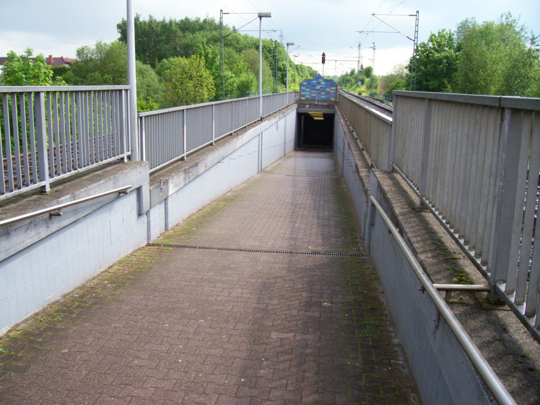An diesem Bahnsteig montierten die Diebe den Handlauf ab - auf einer Länger von 111 Metern. Foto: Polizei