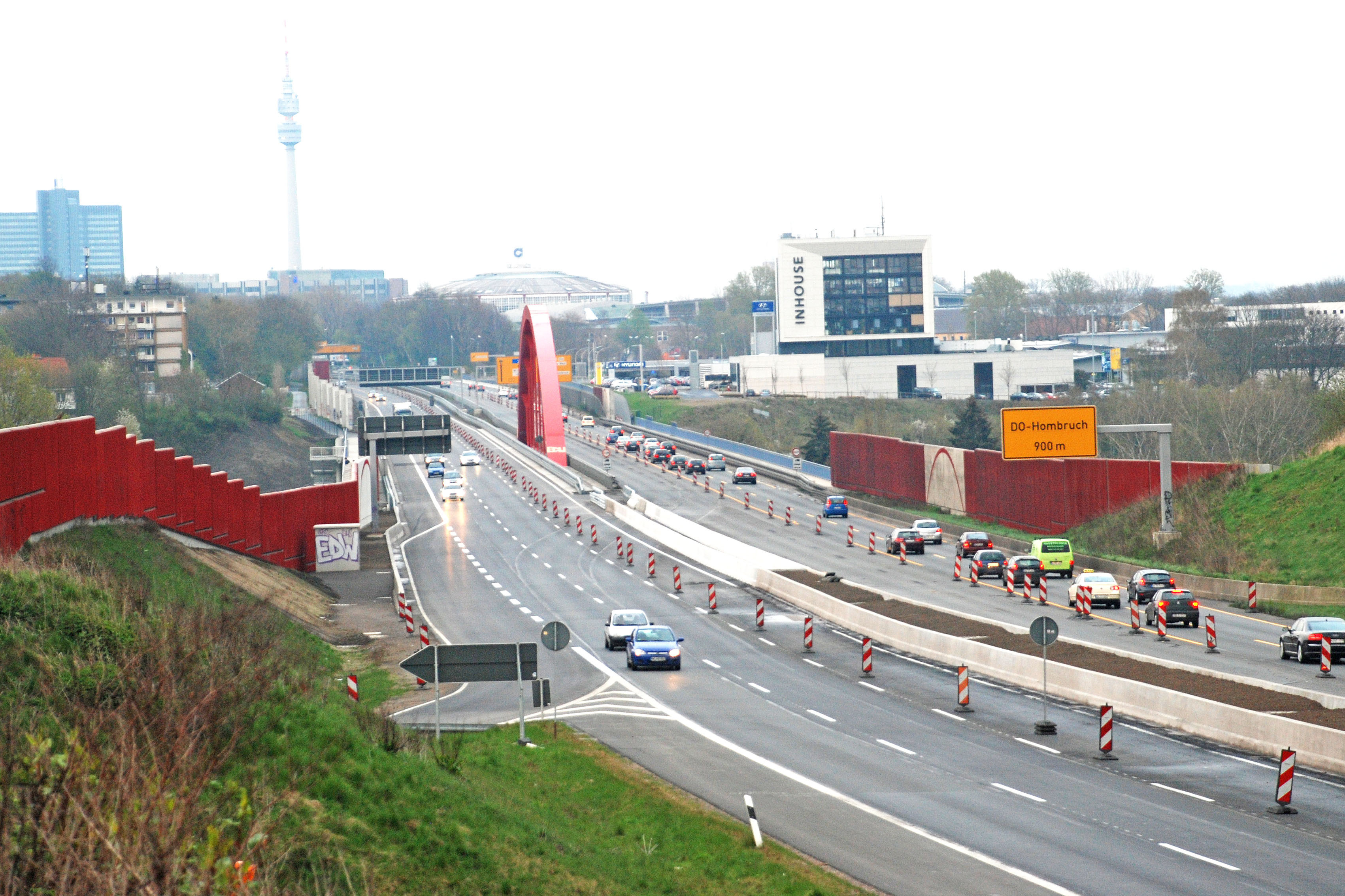 Die Lärmschutzwände, die derzeit rechts und links der Brücke angebracht werden, sind der letzte Akt der Baumaßnahme, die im September 2005 gestartet ist.