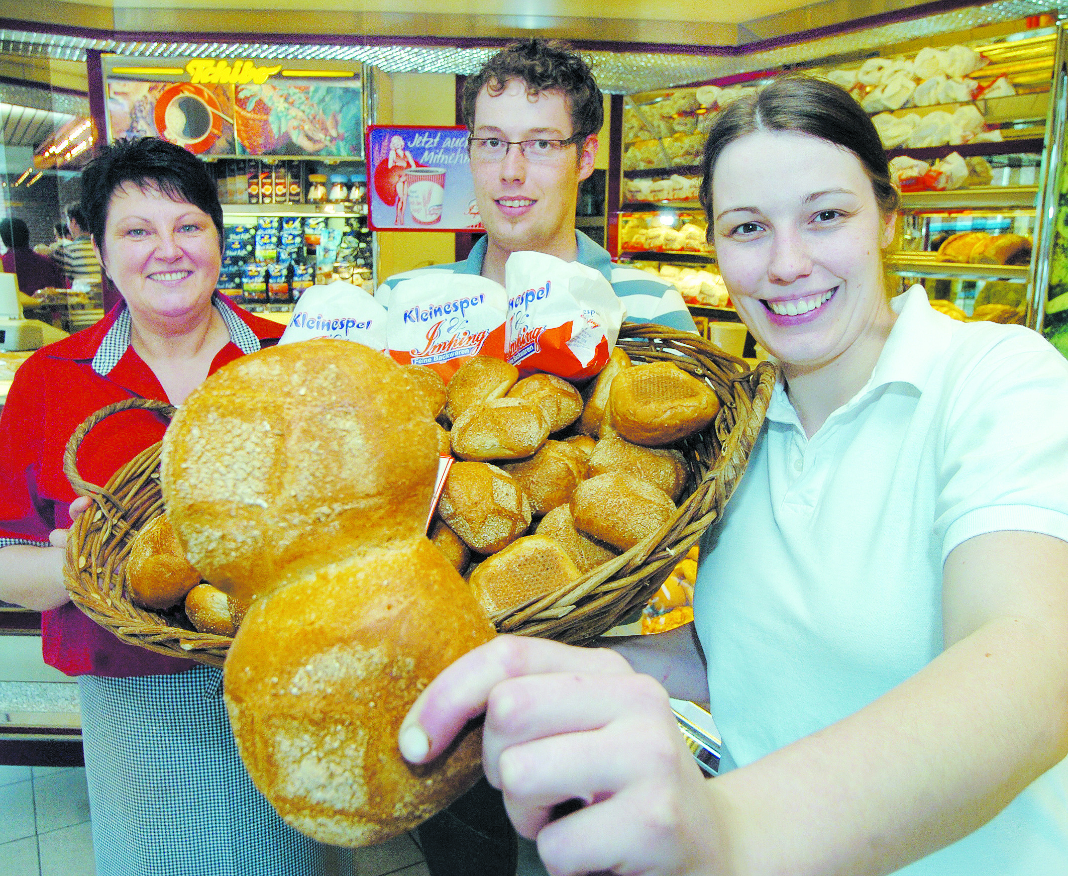 Birgit Mapert sowie Christoph und Julia Imping präsentieren das bis jetzt noch namenlose Brötchen.
