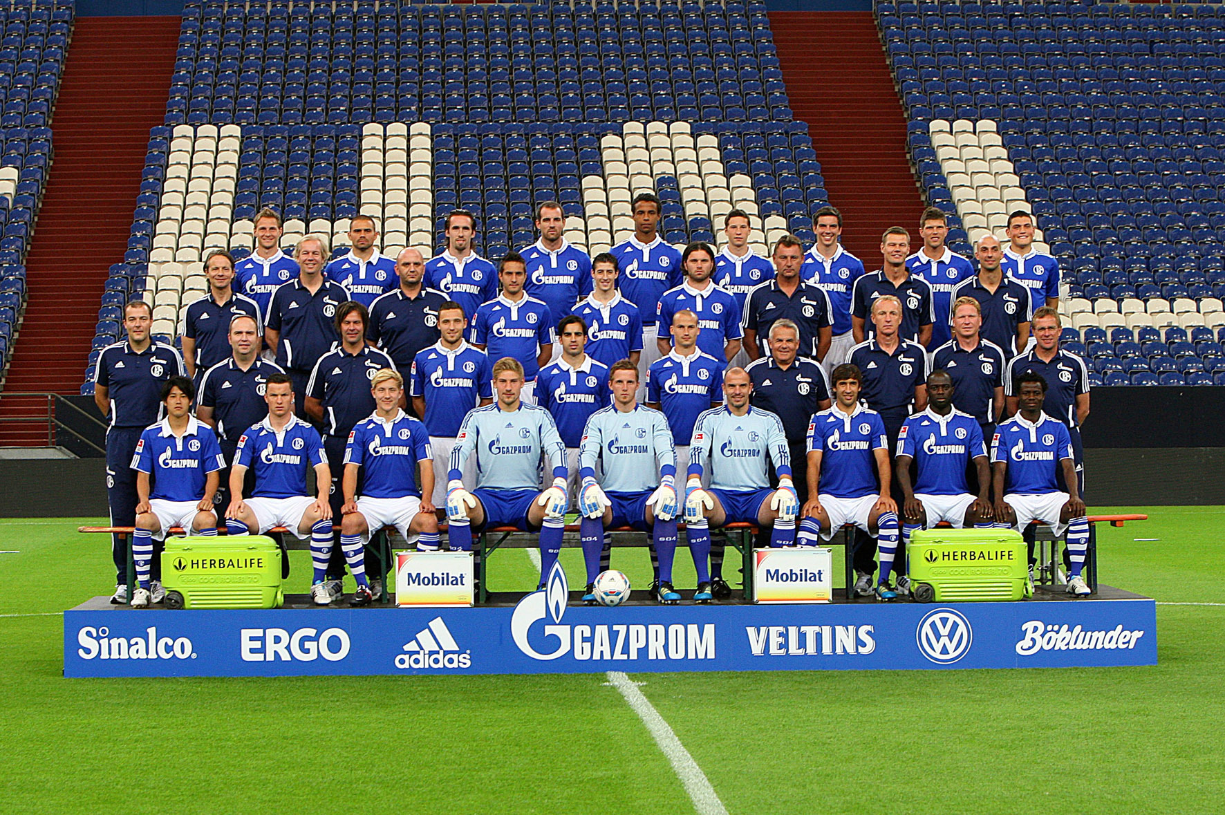 So präsentierte sich das Schalker Team zum Start der Saison 2011/12. Damals ahnte noch niemand, wie ereignisreich auch diese Spielzeit wieder für die Königsblauen werden sollte. Foto: Klaus Wieschus/Archiv