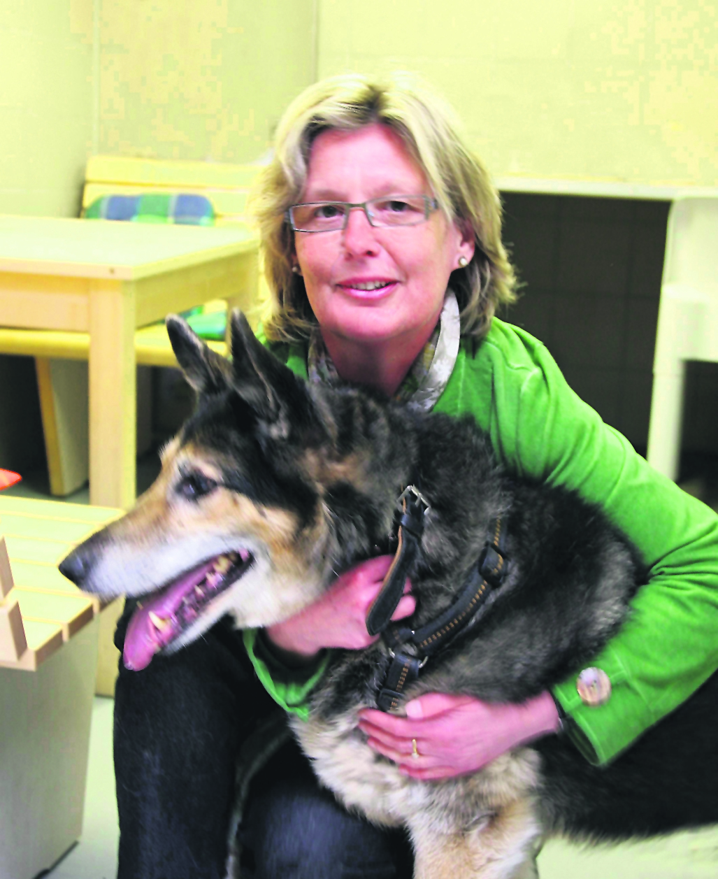 Susanne Glunz-Paß und ihr Patenhund „Rebell“, für den dringend ein neues, liebevolles Zuhause gesucht wird. Foto: R. Linzbach