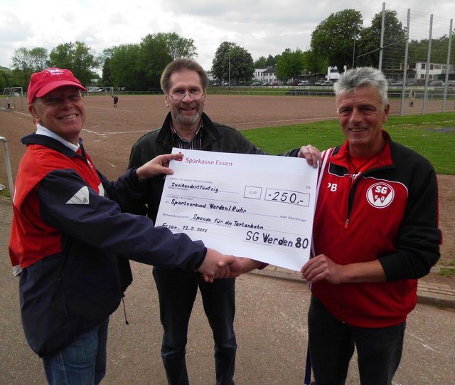 Peter Büker (r.) von der SG Werden 80 überreichte einen Scheck an Lothar Rust (l.) und Ulrich Kromer vom Sportverbund.