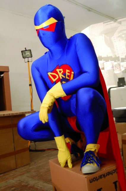 Superheld „Drei10“ - eine absurde Tragikomödie entspinnt sich im Prinz-Regent-Theater. Foto: PRT