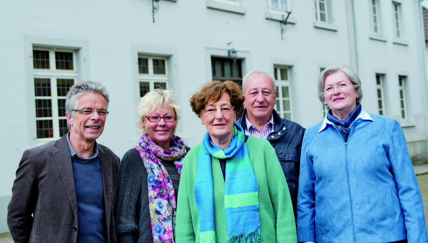V.l.n.r. sind Peter Brill, Kornelia Brill, Renate Görke, Helmut Weber und Marie Konietzka vom Verein LINA zu sehen. Sie wollen gemeinsam das Haus Senfkorn (Foto) bewohnen.