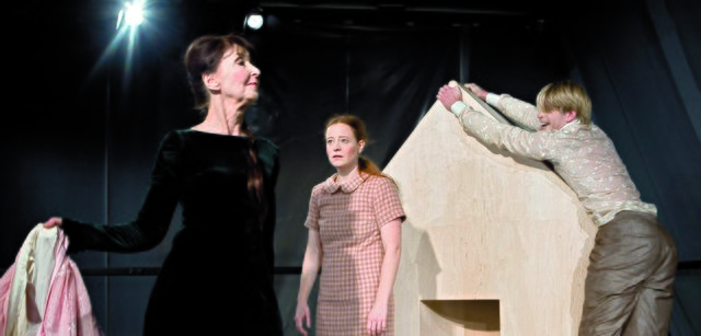 Szenenbild aus "Käthe Hermann" von Anne Leppe. Inszenierung: Theater Bielefeld.