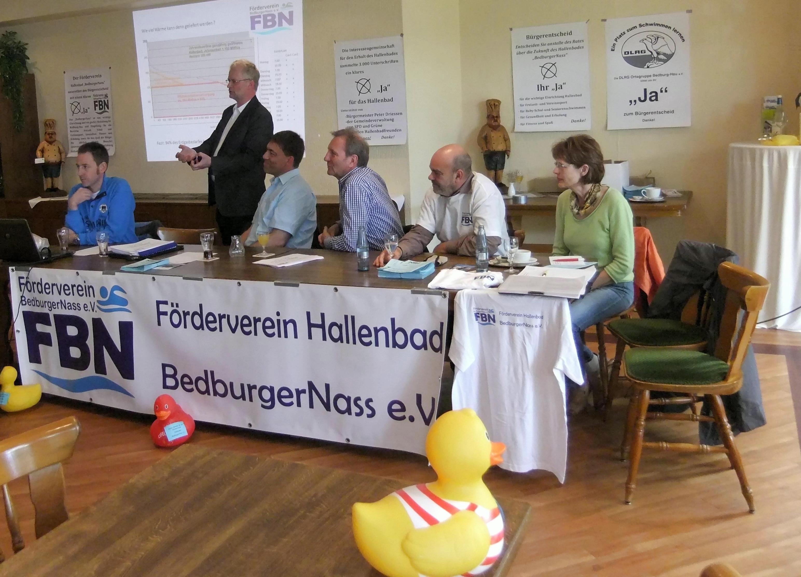 Förderverein Hallenbad BedburgerNass e.V. (v.li.n.re.) Willi van Beek (Beisitzer), Dipl.-Ing. Michael Zumbrägel, Ralf Wolniewicz (Vors.), Heinz Seitz (Kassenwart), Günter van Meegen (Pressesprecher), Angelika Klein (Beisitzerin)