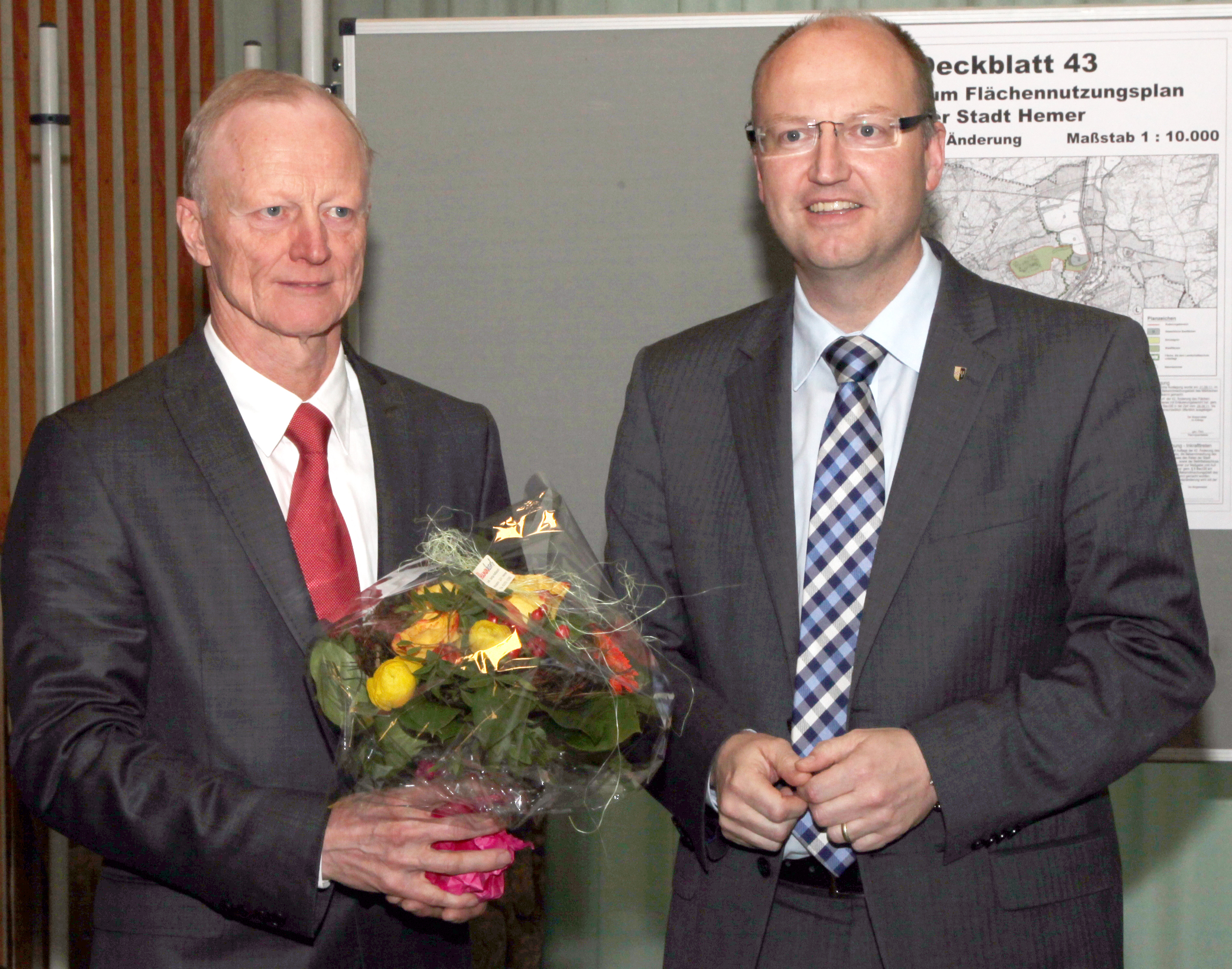 Nach seiner Wahl durch den Rat gratulierte Bürgermeister Michael Esken (re.) Ulrich Vielhauer mit einem Blumenstrauß.
