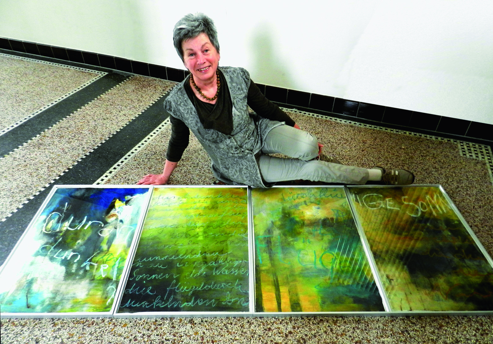 Jeanne Feldhaus zeigt ein außergewöhnliches vierteiliges Bild-Ensemble, in dem Buchstaben eine interessante Rolle spielen. Foto: Pospiech