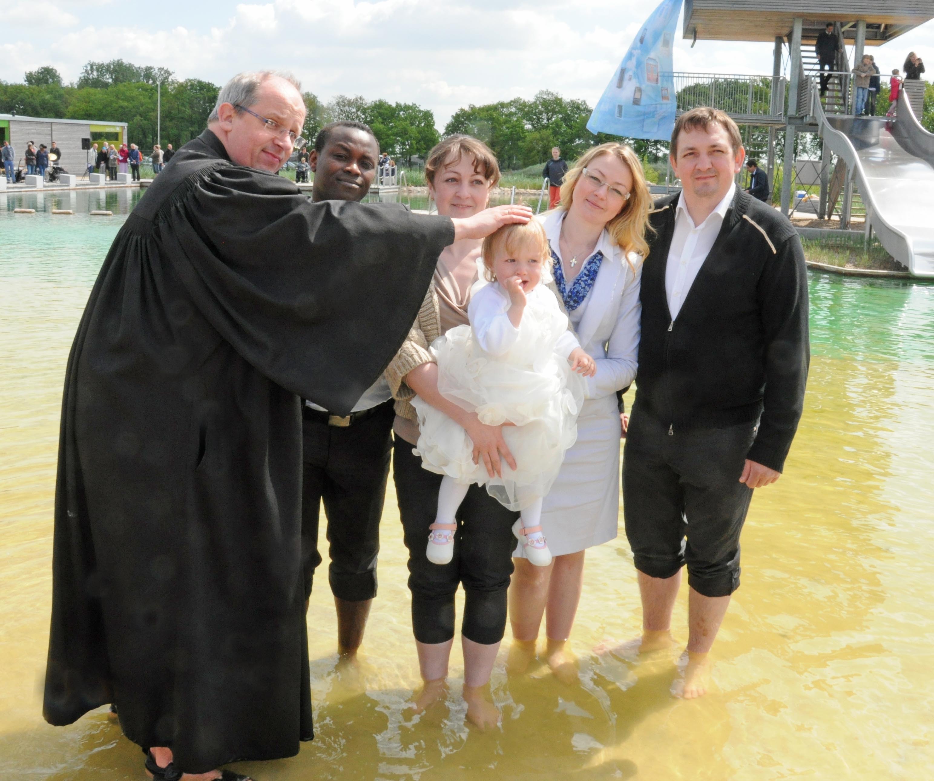 Tauf-Gottesdienst im Olfener Naturbad. Foto: Werner Zempelin