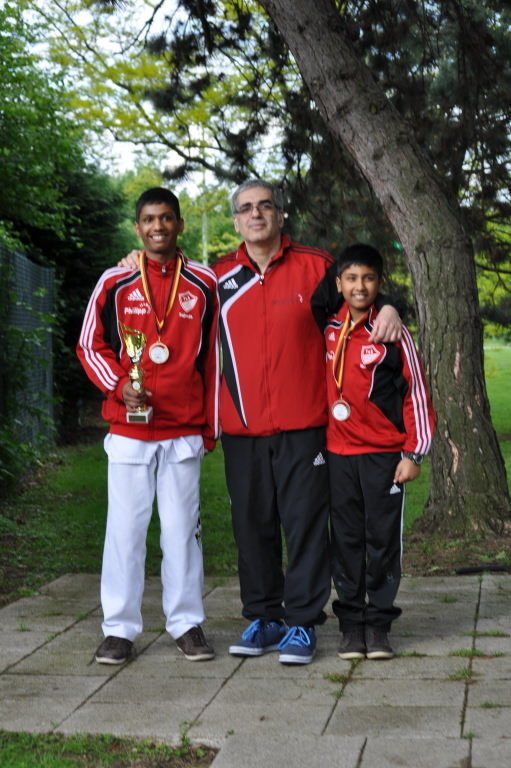 Trainer Hacik Bozukyan mit den beiden Platzierten des TuS (Sujenth (li.) und Vihas Suhan)