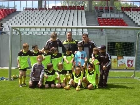 Am "Vatertag" kam es zum Treffen der wohl zur Zeit besten Mannschaften im Kreis Unna / Hamm (U9). In der Hammer Evora-Arena traf die Jungs des SuS Kaiserau auf die Westfalia aus Rhynern. SuS siegte mit 2:1. Herzlichen Glückwunsch, Sandra Golombek