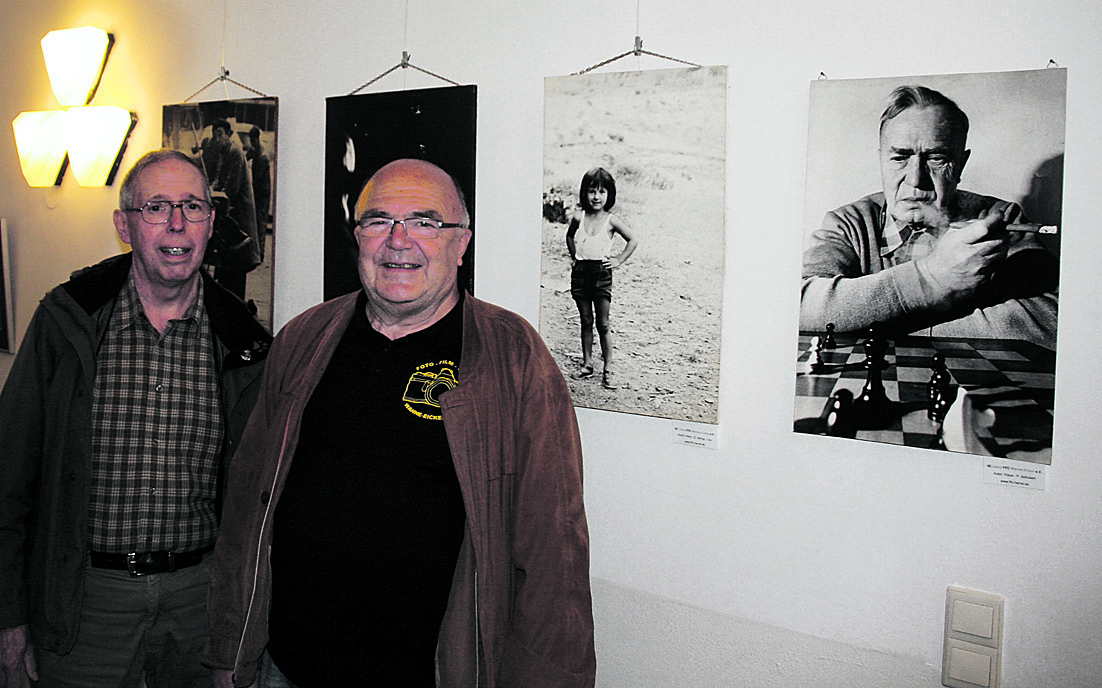 Prächtige Fotos sind zu sehen. Unbedingt anschauen, raten Edwin Stubenrauch und Günter Dudde vom Foto-Film-Club Wanne-Eickel. Foto: Rüsing