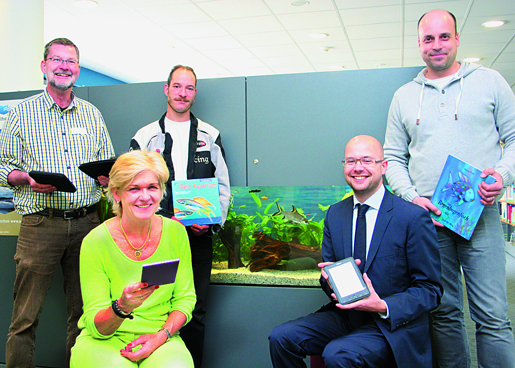 Unser Bild zeigt (v.l.) Bernd Jeucken, dem die Freude über die Bereicherung der Bibliothek ohne städtische Mittel zu nutzen anzusehen ist, Brigitte Schulz vom „Freundeskreis“, Karsten Voigt, Thorsten Podlech und Thomas Schmidt. Foto: Römer